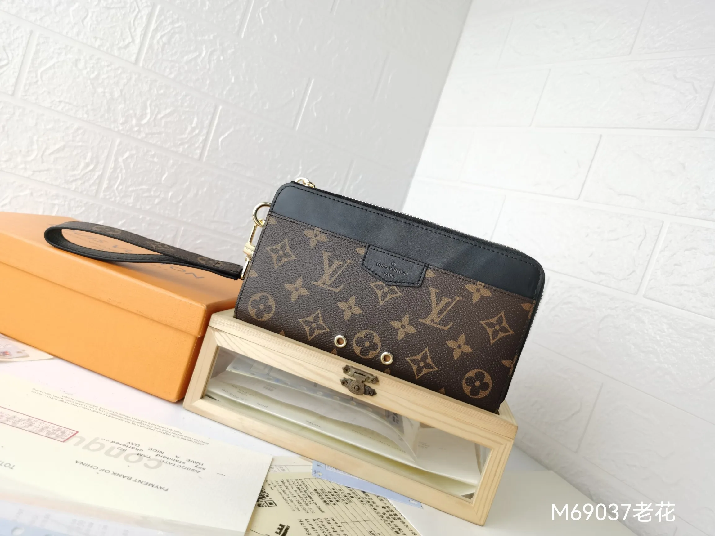P160💰Top original version💎【Real shot with home background】Zippy Dragonne zipper wallet M69037# Pays tribute to Louis Vuitton's tradition of traveling and making suitcases. The wallet is decorated with travel-style patches and the Louis Vuitton logo. With its compact interior and simple design, this wallet is ideal for everyday use. 19.0x11.0x3.5cm