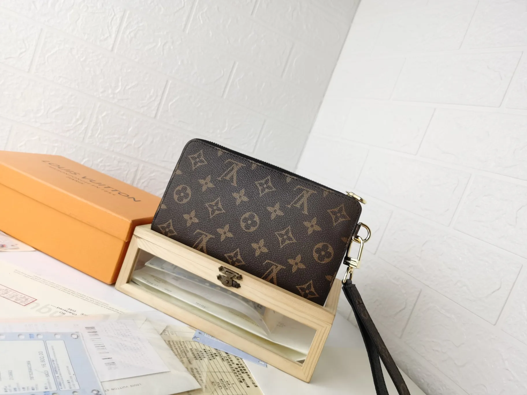 P160💰Top original version💎【Real shot with home background】Zippy Dragonne zipper wallet M69037# Pays tribute to Louis Vuitton's tradition of traveling and making suitcases. The wallet is decorated with travel-style patches and the Louis Vuitton logo. With its compact interior and simple design, this wallet is ideal for everyday use. 19.0x11.0x3.5cm