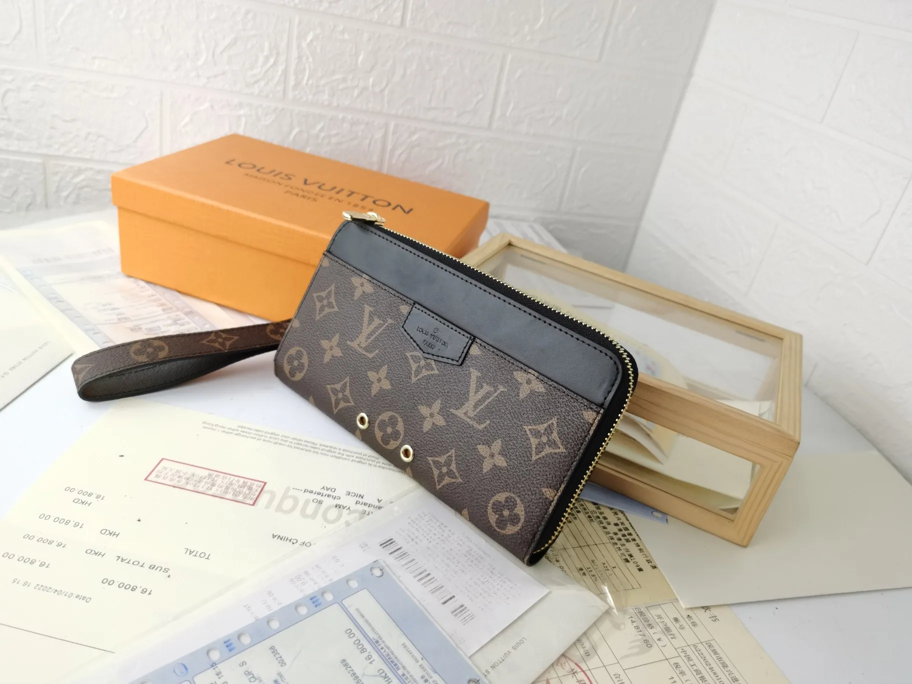 P160💰Top original version💎【Real shot with home background】Zippy Dragonne zipper wallet M69037# Pays tribute to Louis Vuitton's tradition of traveling and making suitcases. The wallet is decorated with travel-style patches and the Louis Vuitton logo. With its compact interior and simple design, this wallet is ideal for everyday use. 19.0x11.0x3.5cm