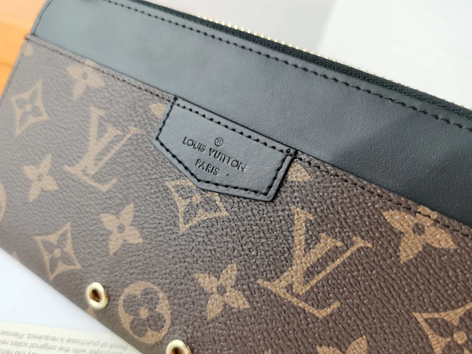 P160💰Top original version💎【Real shot with home background】Zippy Dragonne zipper wallet M69037# Pays tribute to Louis Vuitton's tradition of traveling and making suitcases. The wallet is decorated with travel-style patches and the Louis Vuitton logo. With its compact interior and simple design, this wallet is ideal for everyday use. 19.0x11.0x3.5cm