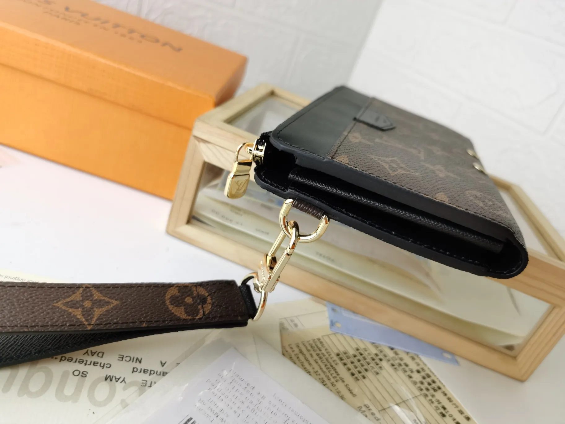 P160💰Top original version💎【Real shot with home background】Zippy Dragonne zipper wallet M69037# Pays tribute to Louis Vuitton's tradition of traveling and making suitcases. The wallet is decorated with travel-style patches and the Louis Vuitton logo. With its compact interior and simple design, this wallet is ideal for everyday use. 19.0x11.0x3.5cm