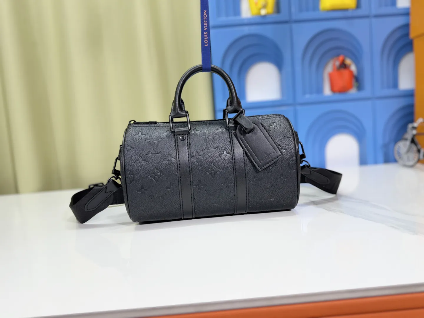 P240 M20900 black full leather (matched matte leather) pillow bag series keepall xs handbag keepall xs handbag condenses the design of Louis Vuitton's classic keepall travel bag, using monogram seal cowhide to reflect the iconic monogram embossing, conveying a rich touch, paired with double handles and adjustable shoulder straps, making it a stylish travel companion. 25×15×11 cm