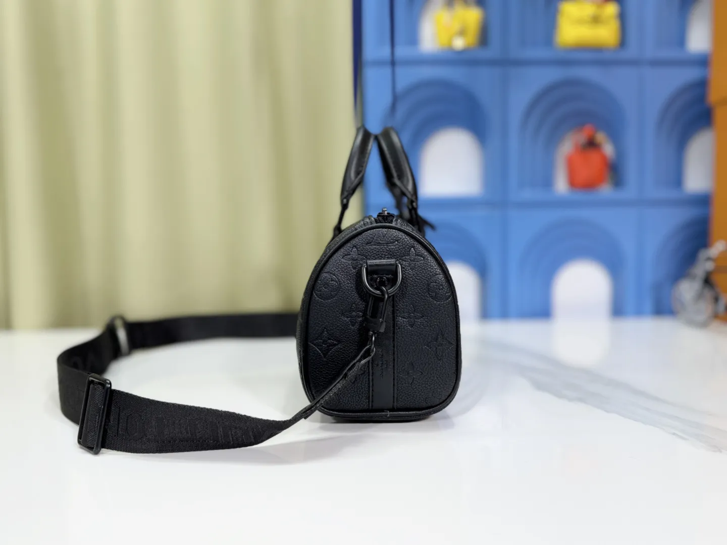 P240 M20900 black full leather (matched matte leather) pillow bag series keepall xs handbag keepall xs handbag condenses the design of Louis Vuitton's classic keepall travel bag, using monogram seal cowhide to reflect the iconic monogram embossing, conveying a rich touch, paired with double handles and adjustable shoulder straps, making it a stylish travel companion. 25×15×11 cm