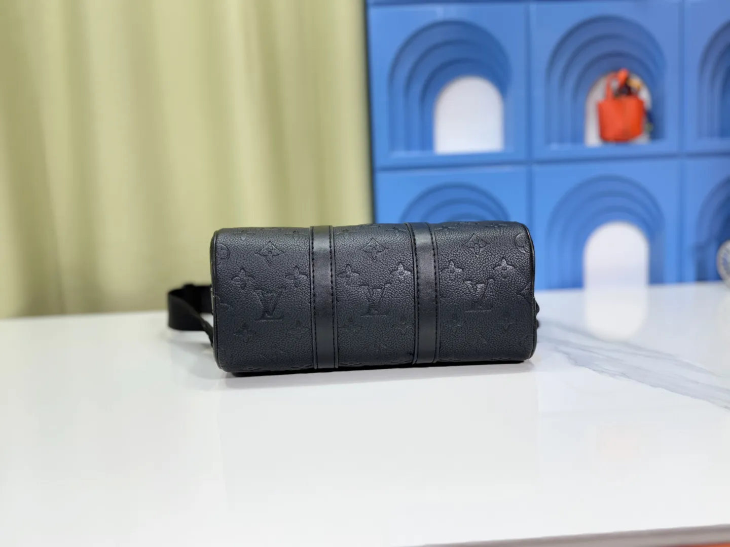 P240 M20900 black full leather (matched matte leather) pillow bag series keepall xs handbag keepall xs handbag condenses the design of Louis Vuitton's classic keepall travel bag, using monogram seal cowhide to reflect the iconic monogram embossing, conveying a rich touch, paired with double handles and adjustable shoulder straps, making it a stylish travel companion. 25×15×11 cm