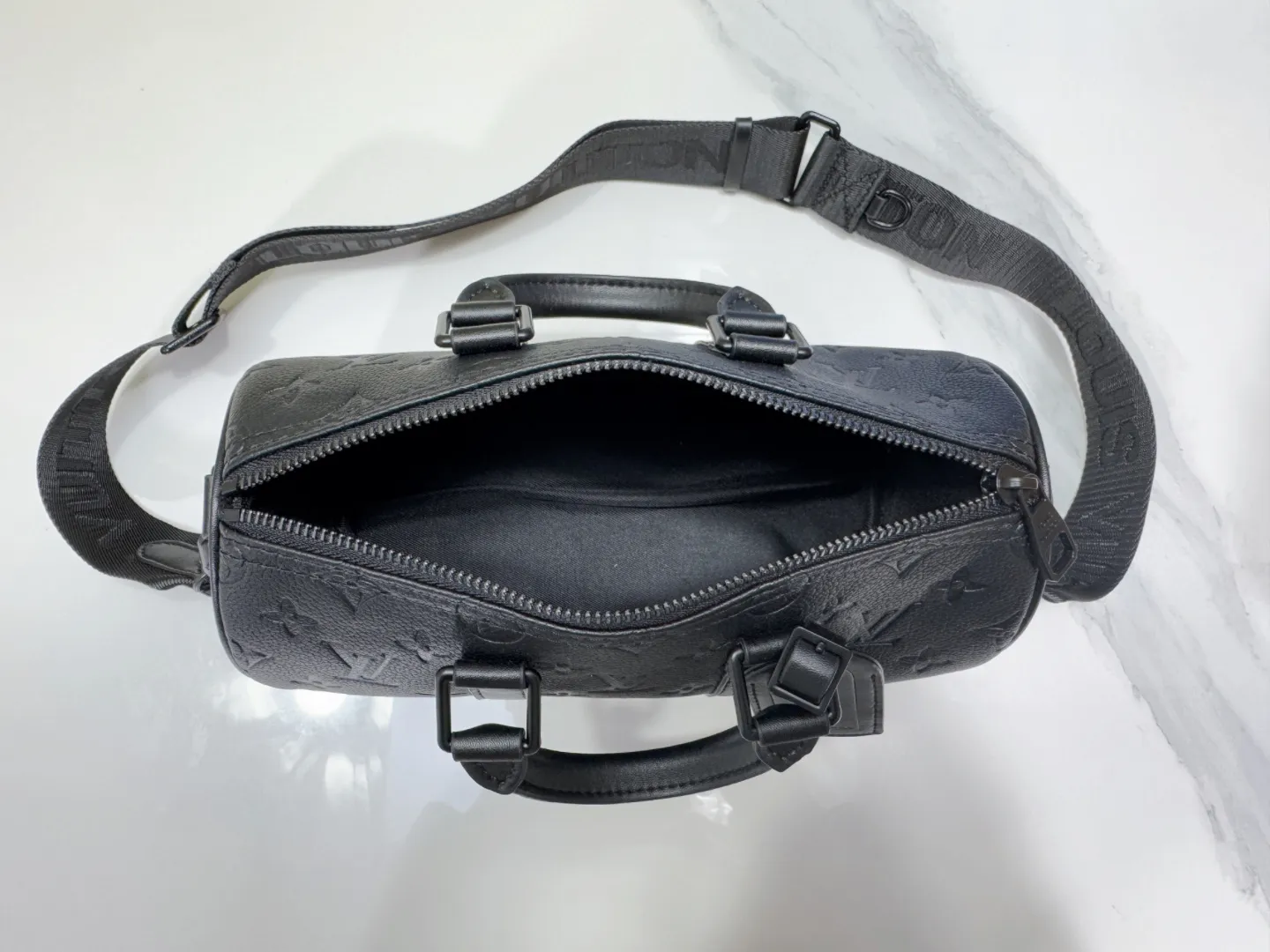 P240 M20900 black full leather (matched matte leather) pillow bag series keepall xs handbag keepall xs handbag condenses the design of Louis Vuitton's classic keepall travel bag, using monogram seal cowhide to reflect the iconic monogram embossing, conveying a rich touch, paired with double handles and adjustable shoulder straps, making it a stylish travel companion. 25×15×11 cm