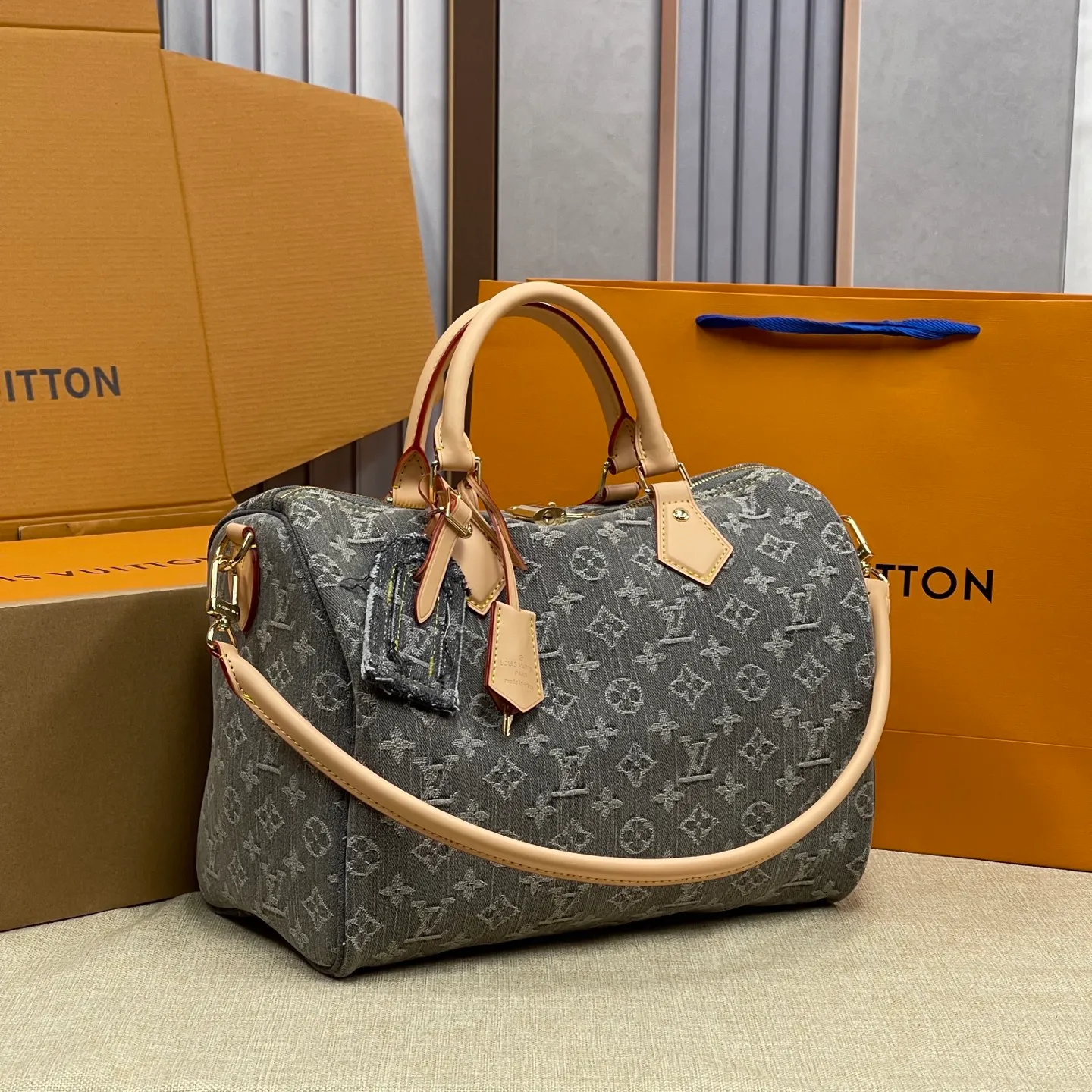 [Upgraded version] P600💰Upgraded version·High quality·With gift box packaging🎁New pillow·Denim series at the counter🌼Model M13344🔥Speedy Soft 30 Crafty handbag accompanies the journey with comfort. Monogram denim canvas brings a soft texture, eye-catching brushwork is incorporated into the lining and key bag, and the boarding pass and hard case decoration highlight the fun and ingenuity. An interior zippered pocket keeps your passport and other important items secure, and the Toron handle adds a gorgeous touch. 21 x 17 x 30 cm (height x width x length)