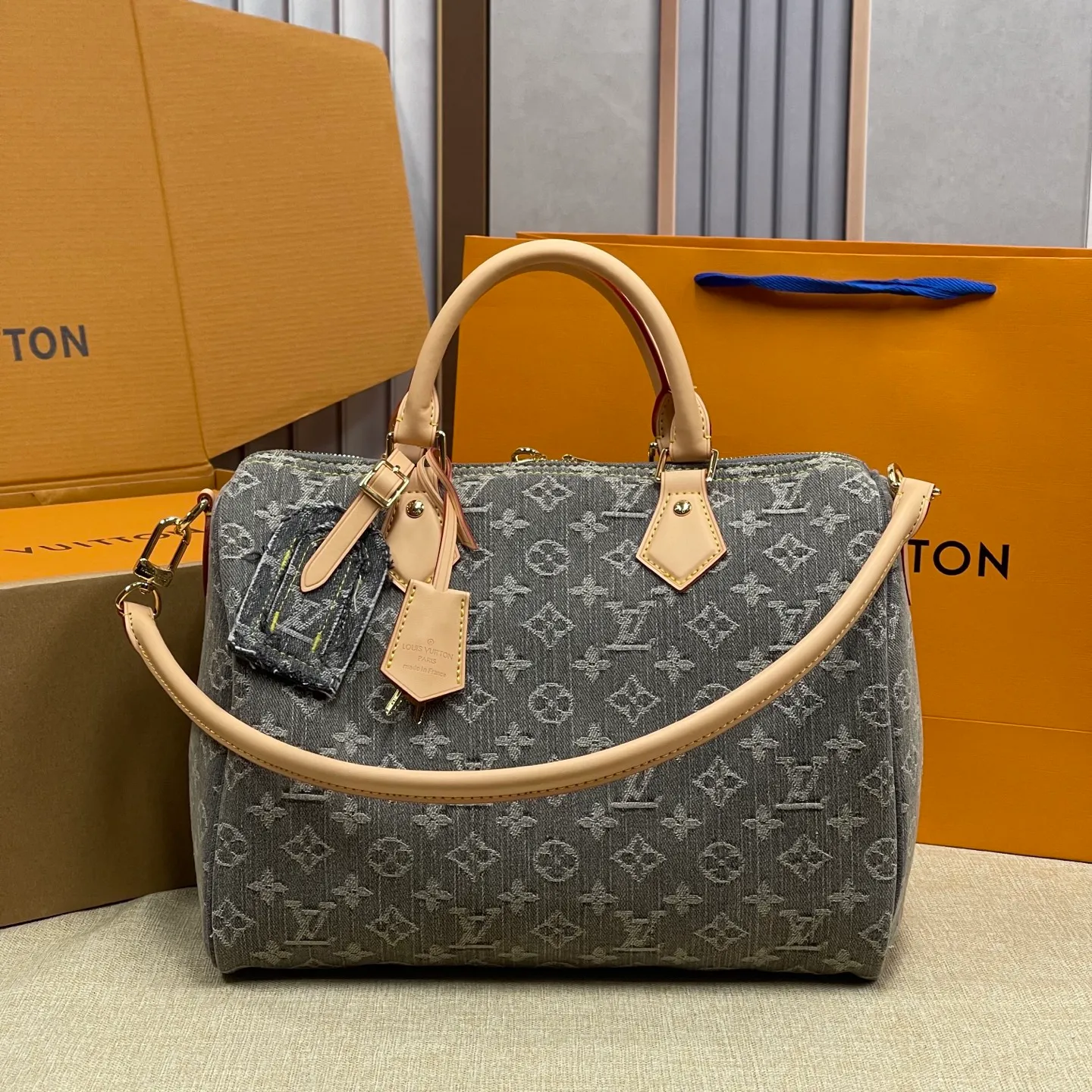 [Upgraded version] P600💰Upgraded version·High quality·With gift box packaging🎁New pillow·Denim series at the counter🌼Model M13344🔥Speedy Soft 30 Crafty handbag accompanies the journey with comfort. Monogram denim canvas brings a soft texture, eye-catching brushwork is incorporated into the lining and key bag, and the boarding pass and hard case decoration highlight the fun and ingenuity. An interior zippered pocket keeps your passport and other important items secure, and the Toron handle adds a gorgeous touch. 21 x 17 x 30 cm (height x width x length)