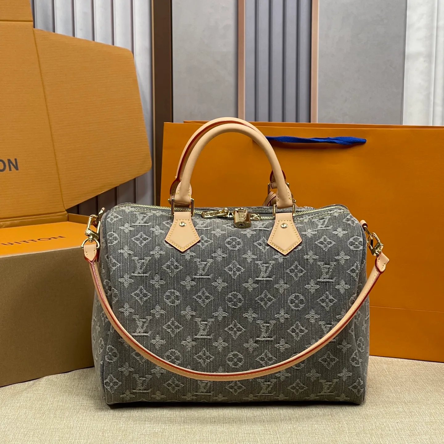 [Upgraded version] P600💰Upgraded version·High quality·With gift box packaging🎁New pillow·Denim series at the counter🌼Model M13344🔥Speedy Soft 30 Crafty handbag accompanies the journey with comfort. Monogram denim canvas brings a soft texture, eye-catching brushwork is incorporated into the lining and key bag, and the boarding pass and hard case decoration highlight the fun and ingenuity. An interior zippered pocket keeps your passport and other important items secure, and the Toron handle adds a gorgeous touch. 21 x 17 x 30 cm (height x width x length)