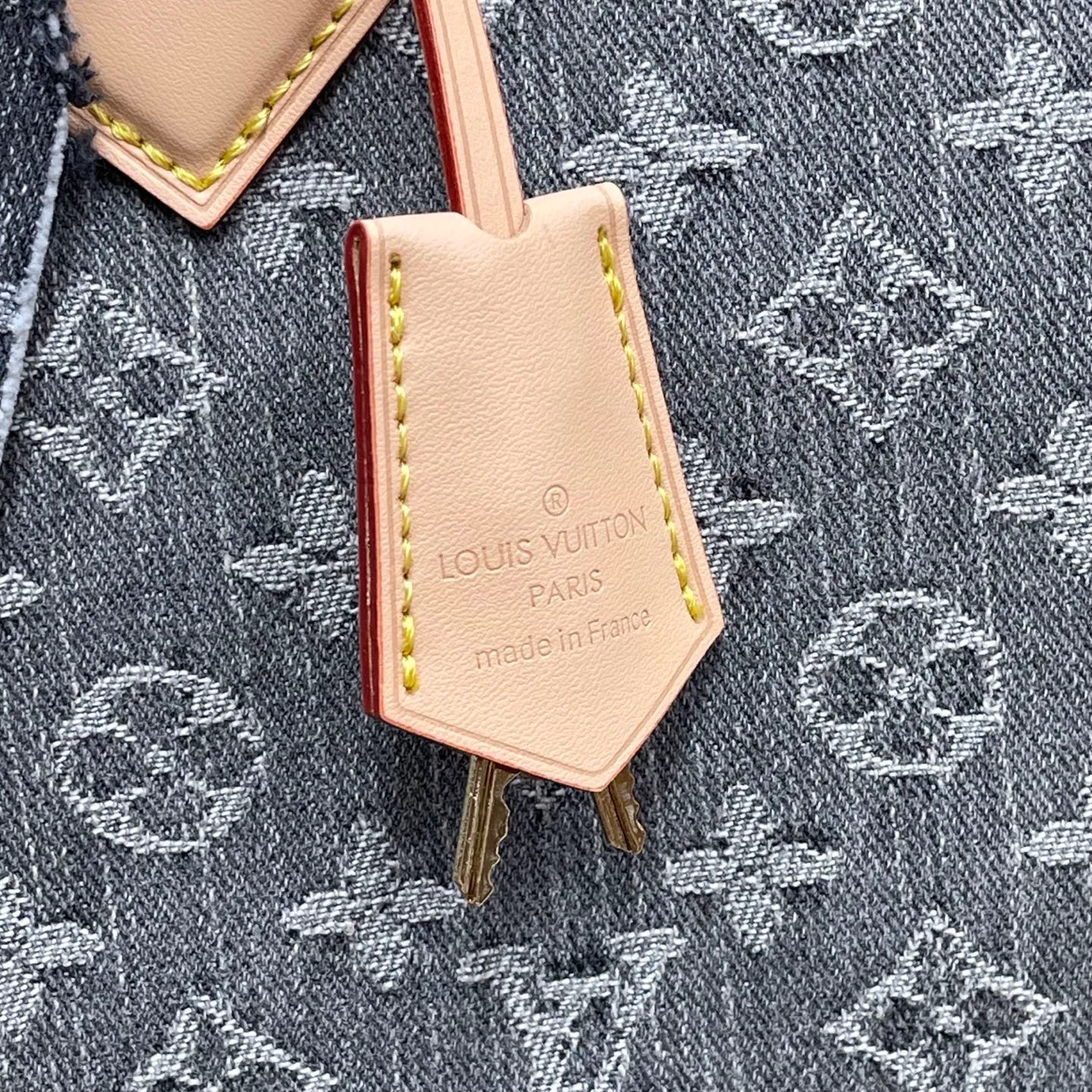 [Upgraded version] P600💰Upgraded version·High quality·With gift box packaging🎁New pillow·Denim series at the counter🌼Model M13344🔥Speedy Soft 30 Crafty handbag accompanies the journey with comfort. Monogram denim canvas brings a soft texture, eye-catching brushwork is incorporated into the lining and key bag, and the boarding pass and hard case decoration highlight the fun and ingenuity. An interior zippered pocket keeps your passport and other important items secure, and the Toron handle adds a gorgeous touch. 21 x 17 x 30 cm (height x width x length)
