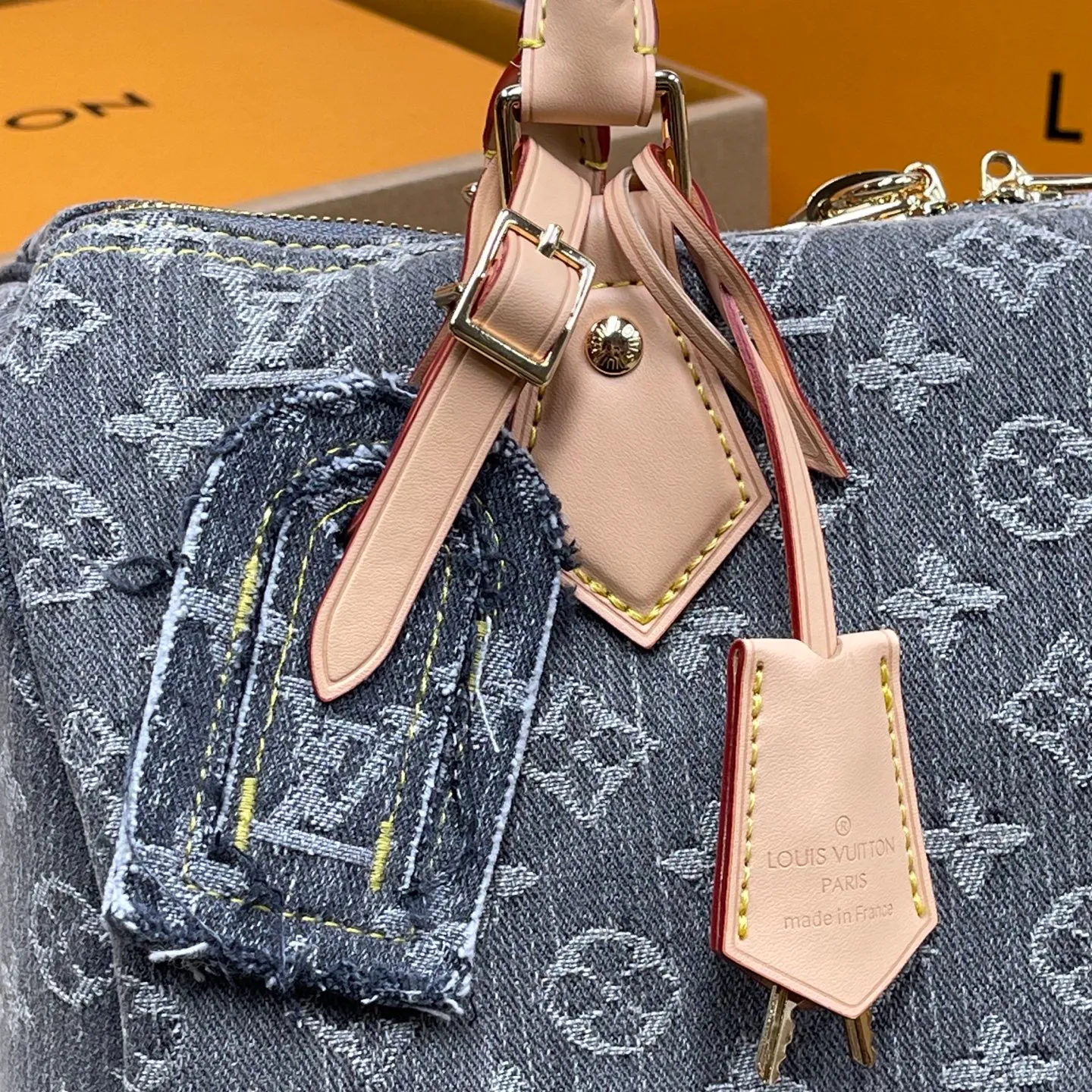 [Upgraded version] P600💰Upgraded version·High quality·With gift box packaging🎁New pillow·Denim series at the counter🌼Model M13344🔥Speedy Soft 30 Crafty handbag accompanies the journey with comfort. Monogram denim canvas brings a soft texture, eye-catching brushwork is incorporated into the lining and key bag, and the boarding pass and hard case decoration highlight the fun and ingenuity. An interior zippered pocket keeps your passport and other important items secure, and the Toron handle adds a gorgeous touch. 21 x 17 x 30 cm (height x width x length)