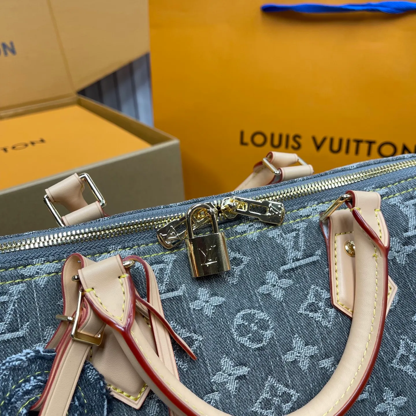 [Upgraded version] P600💰Upgraded version·High quality·With gift box packaging🎁New pillow·Denim series at the counter🌼Model M13344🔥Speedy Soft 30 Crafty handbag accompanies the journey with comfort. Monogram denim canvas brings a soft texture, eye-catching brushwork is incorporated into the lining and key bag, and the boarding pass and hard case decoration highlight the fun and ingenuity. An interior zippered pocket keeps your passport and other important items secure, and the Toron handle adds a gorgeous touch. 21 x 17 x 30 cm (height x width x length)