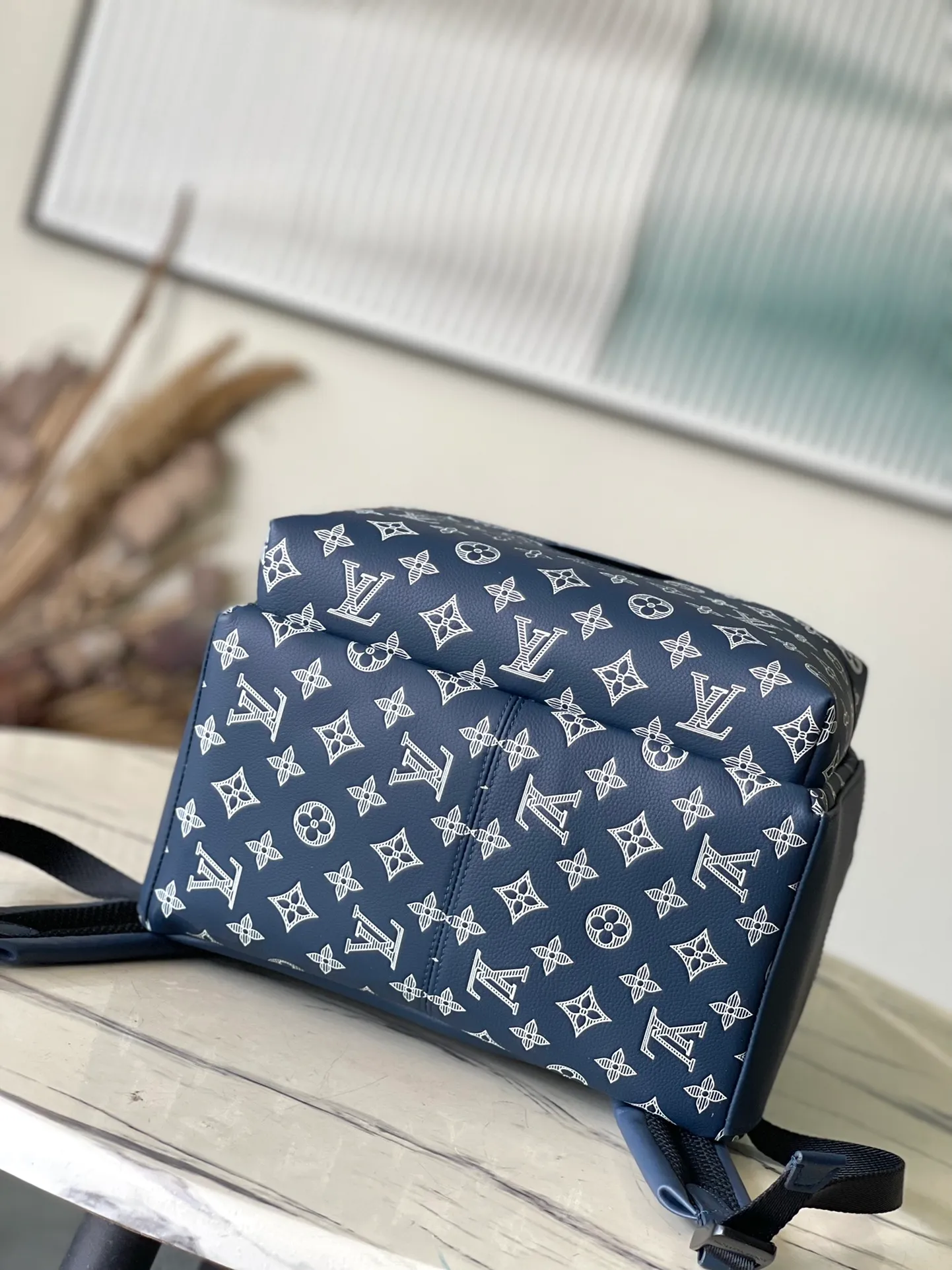 💰1180 (top-grain leather) top-quality original order M24760 This Discovery backpack is made of Monogram Shadow leather, and is embossed and printed to depict the LV letters and Monogram flowers. Roomy front pockets, open side pockets and interior patch pockets make it perfect for everyday travel. Dimensions: 29 × 38 × 20 cm