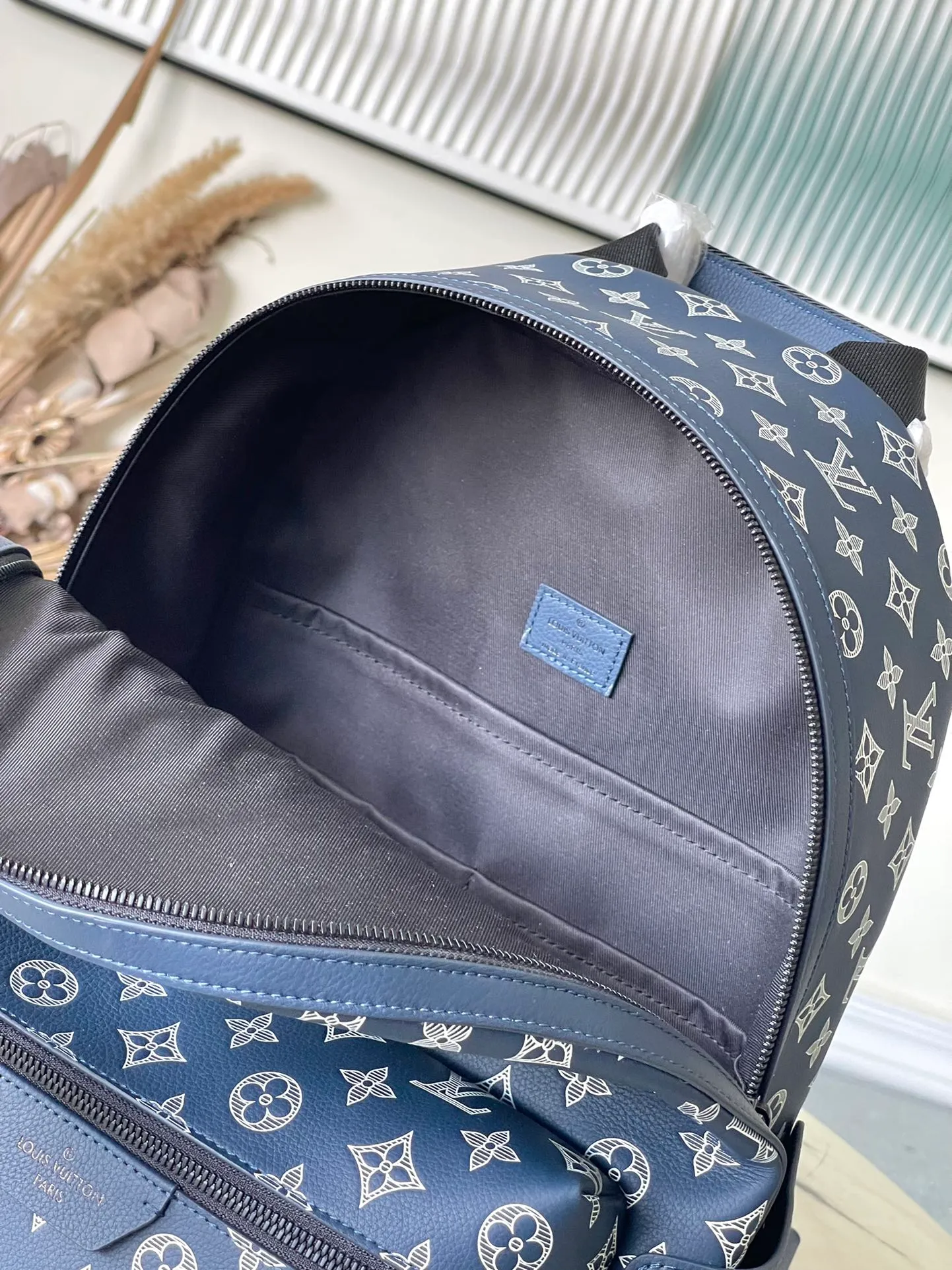 💰1180 (top-grain leather) top-quality original order M24760 This Discovery backpack is made of Monogram Shadow leather, and is embossed and printed to depict the LV letters and Monogram flowers. Roomy front pockets, open side pockets and interior patch pockets make it perfect for everyday travel. Dimensions: 29 × 38 × 20 cm