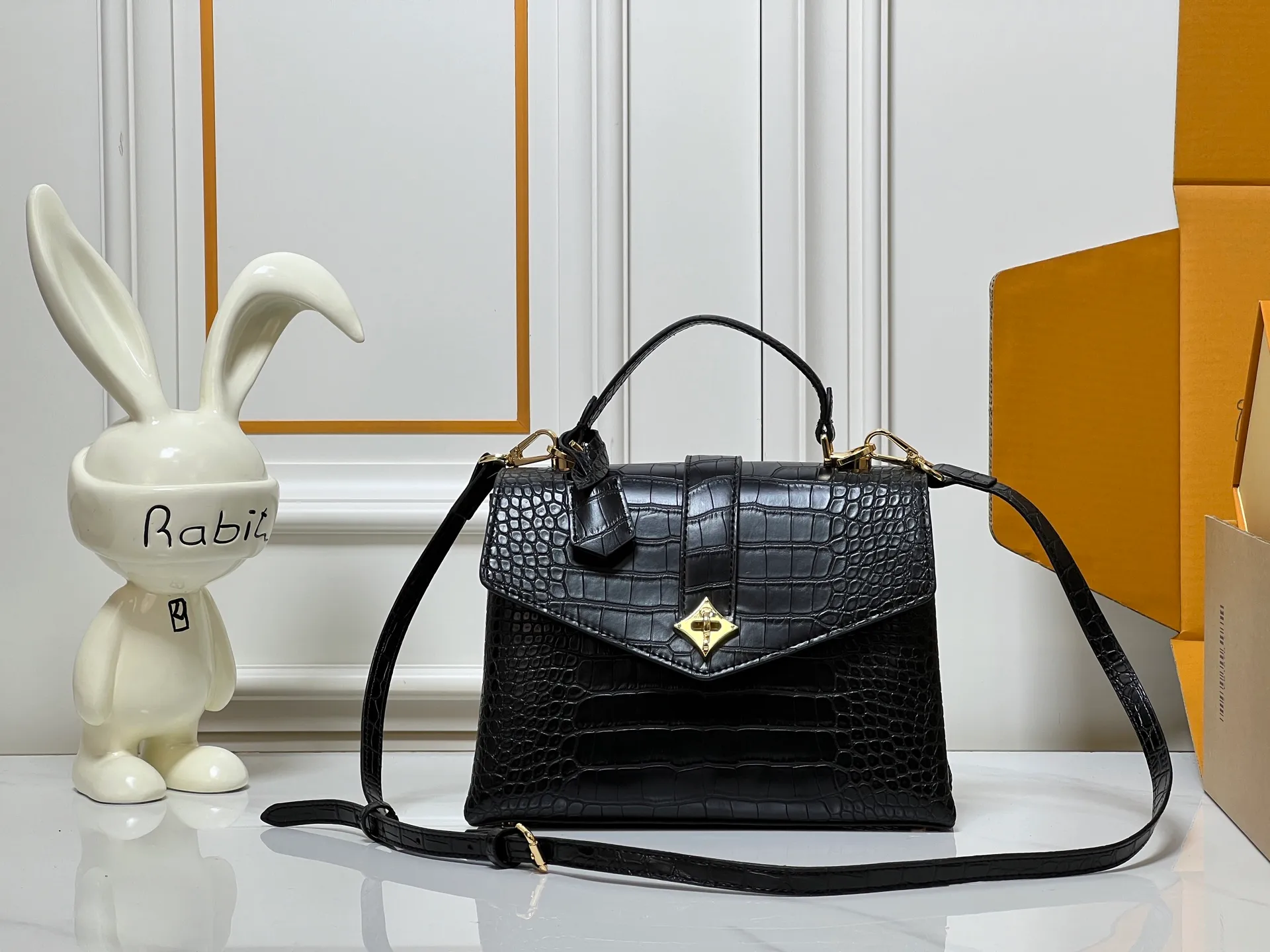 ¥300 80527 N82033.N98925 Crocodile black N98928.N80432 Crocodile pink N99017 Crocodile gray N84714 Himalayan N86012 black with crocodile Rose des Vents small handbag is made of smooth and grained calfskin to outline elegant lines, embellished with golden LV padlocks to shine. Clever use of the top handle and detachable and adjustable shoulder strap create an elegant elbow or practical cross-body style for everyday travel. Medium size Length 27 Width 11 Height 19