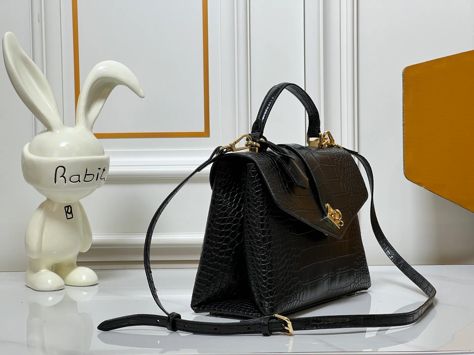 ¥300 80527 N82033.N98925 Crocodile black N98928.N80432 Crocodile pink N99017 Crocodile gray N84714 Himalayan N86012 black with crocodile Rose des Vents small handbag is made of smooth and grained calfskin to outline elegant lines, embellished with golden LV padlocks to shine. Clever use of the top handle and detachable and adjustable shoulder strap create an elegant elbow or practical cross-body style for everyday travel. Medium size Length 27 Width 11 Height 19