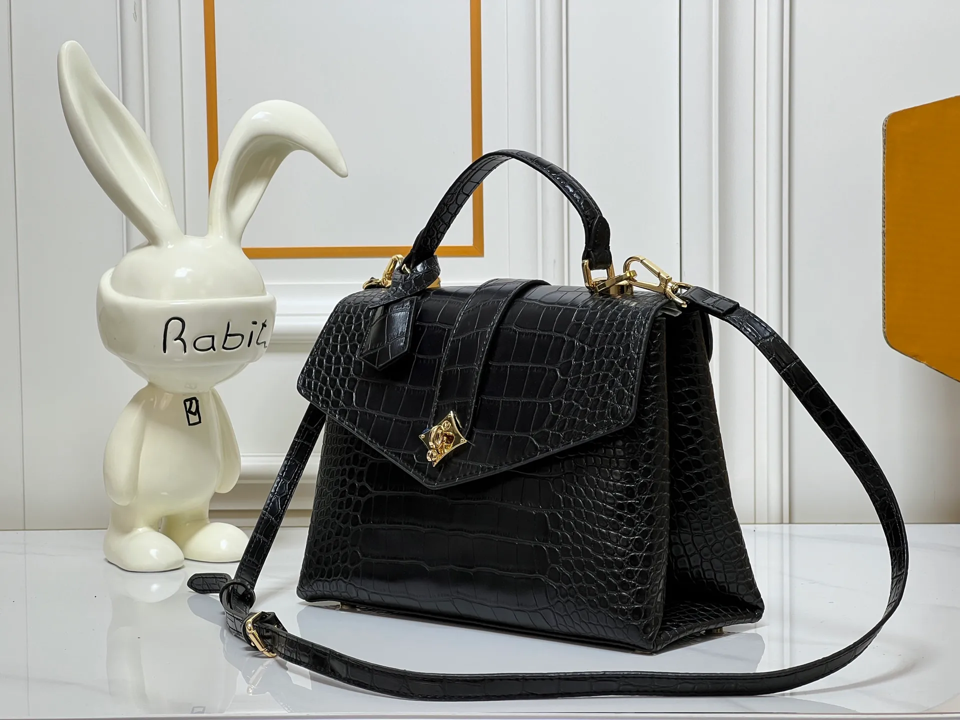 ¥300 80527 N82033.N98925 Crocodile black N98928.N80432 Crocodile pink N99017 Crocodile gray N84714 Himalayan N86012 black with crocodile Rose des Vents small handbag is made of smooth and grained calfskin to outline elegant lines, embellished with golden LV padlocks to shine. Clever use of the top handle and detachable and adjustable shoulder strap create an elegant elbow or practical cross-body style for everyday travel. Medium size Length 27 Width 11 Height 19
