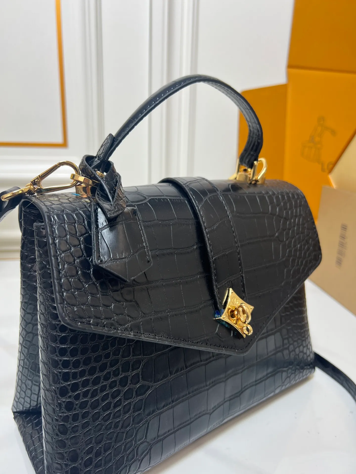 ¥300 80527 N82033.N98925 Crocodile black N98928.N80432 Crocodile pink N99017 Crocodile gray N84714 Himalayan N86012 black with crocodile Rose des Vents small handbag is made of smooth and grained calfskin to outline elegant lines, embellished with golden LV padlocks to shine. Clever use of the top handle and detachable and adjustable shoulder strap create an elegant elbow or practical cross-body style for everyday travel. Medium size Length 27 Width 11 Height 19