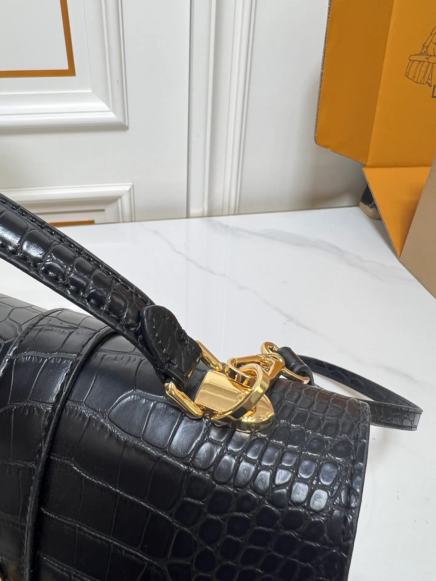 ¥300 80527 N82033.N98925 Crocodile black N98928.N80432 Crocodile pink N99017 Crocodile gray N84714 Himalayan N86012 black with crocodile Rose des Vents small handbag is made of smooth and grained calfskin to outline elegant lines, embellished with golden LV padlocks to shine. Clever use of the top handle and detachable and adjustable shoulder strap create an elegant elbow or practical cross-body style for everyday travel. Medium size Length 27 Width 11 Height 19