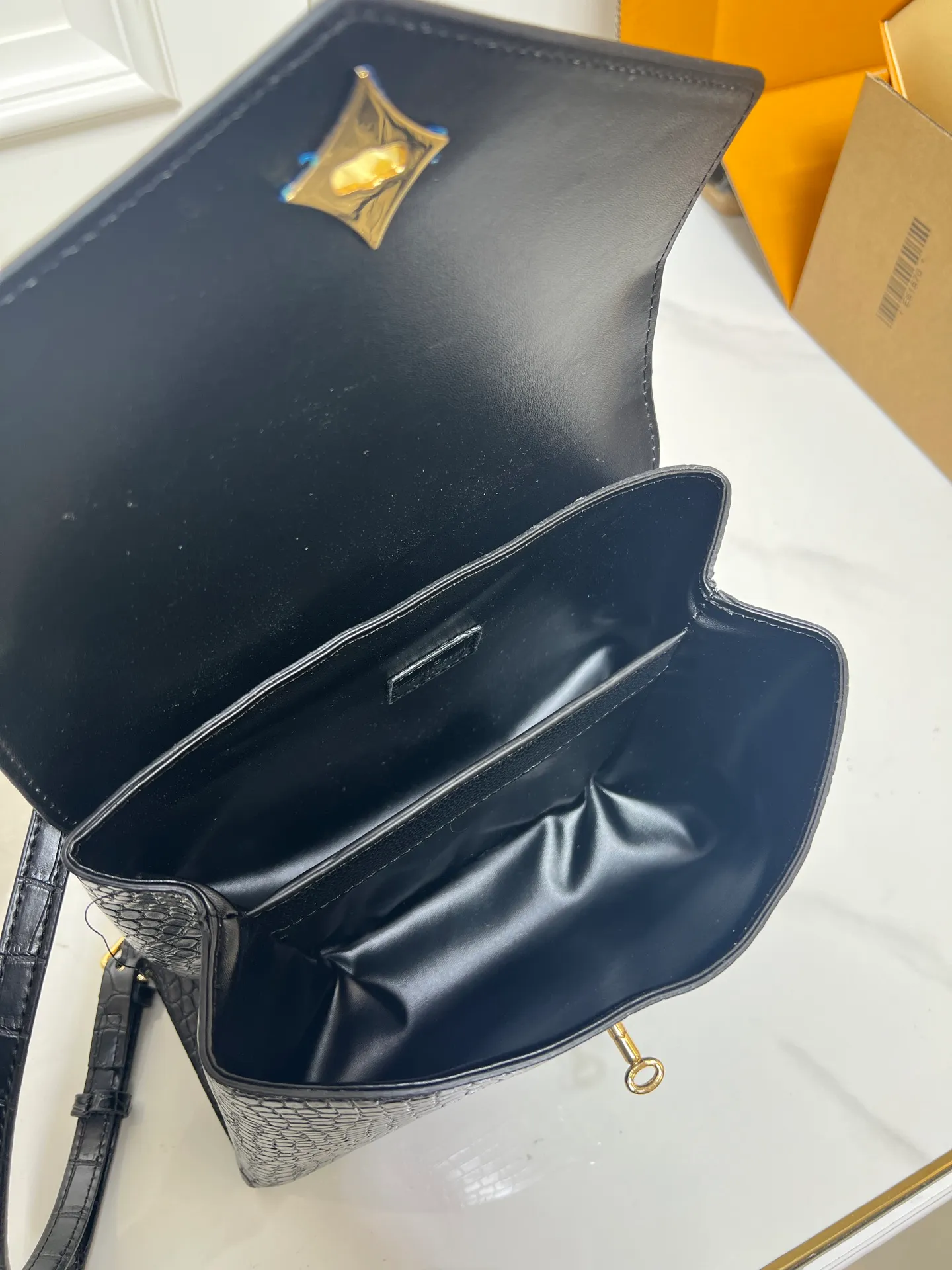 ¥300 80527 N82033.N98925 Crocodile black N98928.N80432 Crocodile pink N99017 Crocodile gray N84714 Himalayan N86012 black with crocodile Rose des Vents small handbag is made of smooth and grained calfskin to outline elegant lines, embellished with golden LV padlocks to shine. Clever use of the top handle and detachable and adjustable shoulder strap create an elegant elbow or practical cross-body style for everyday travel. Medium size Length 27 Width 11 Height 19