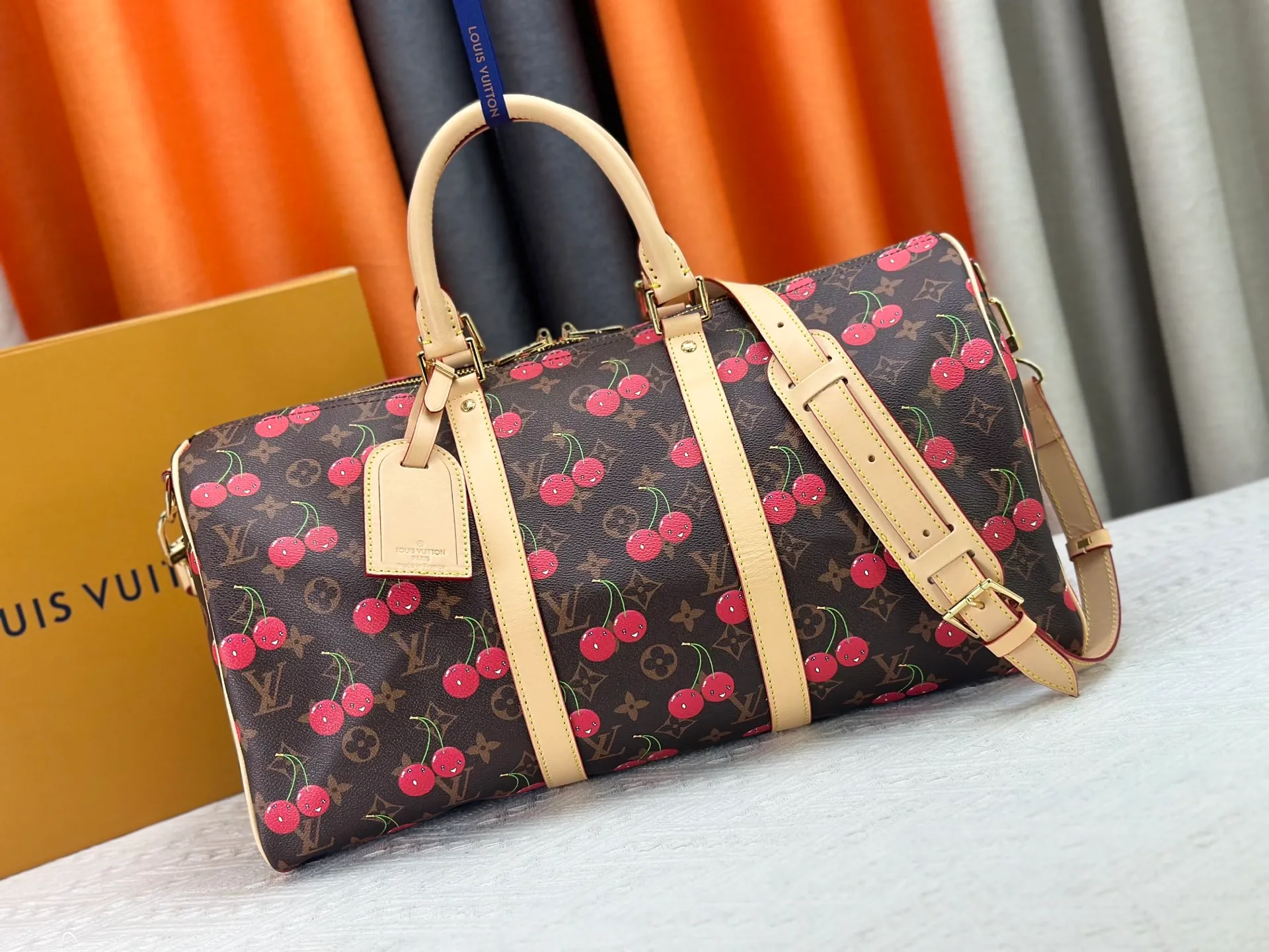 P440 Guangzhou Factory M13764 M41416 Keepall Bandoulière 45 travel bag has a new look with the Louis Vuitton x Murakami replica series. Classic Monogram canvas features a patchwork pattern of sweet cherries and a bold lining that reflects the playful aesthetic of renowned Japanese artist Takashi Murakami. Side straps, top handles and adjustable shoulder straps reveal the natural color of the leather, while dazzling hardware completes the look.  27 x 20 x 45 cm (H x W x L) Carry-on dimensions Monogram coated canvas Cow leather trim Textile lining Metal hardware Double zipper closure Internal zip pocket Padlock Designer tag, hot stampable Shoulder strap: removable, adjustable Half-length strap: 36.0 cm Half-length strap adjustable to: 50.0 cm Handle: Double handle
