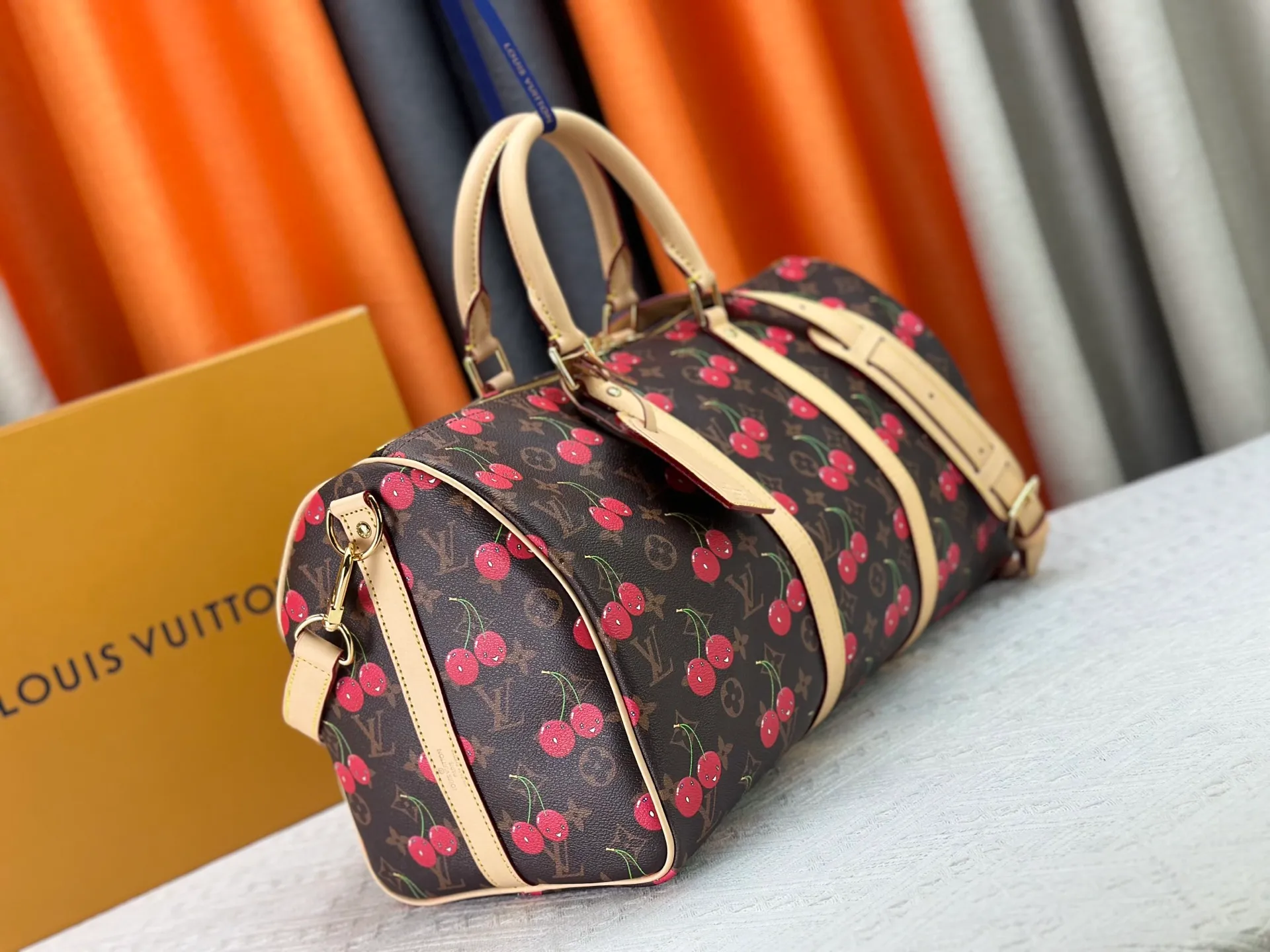 P440 Guangzhou Factory M13764 M41416 Keepall Bandoulière 45 travel bag has a new look with the Louis Vuitton x Murakami replica series. Classic Monogram canvas features a patchwork pattern of sweet cherries and a bold lining that reflects the playful aesthetic of renowned Japanese artist Takashi Murakami. Side straps, top handles and adjustable shoulder straps reveal the natural color of the leather, while dazzling hardware completes the look.  27 x 20 x 45 cm (H x W x L) Carry-on dimensions Monogram coated canvas Cow leather trim Textile lining Metal hardware Double zipper closure Internal zip pocket Padlock Designer tag, hot stampable Shoulder strap: removable, adjustable Half-length strap: 36.0 cm Half-length strap adjustable to: 50.0 cm Handle: Double handle