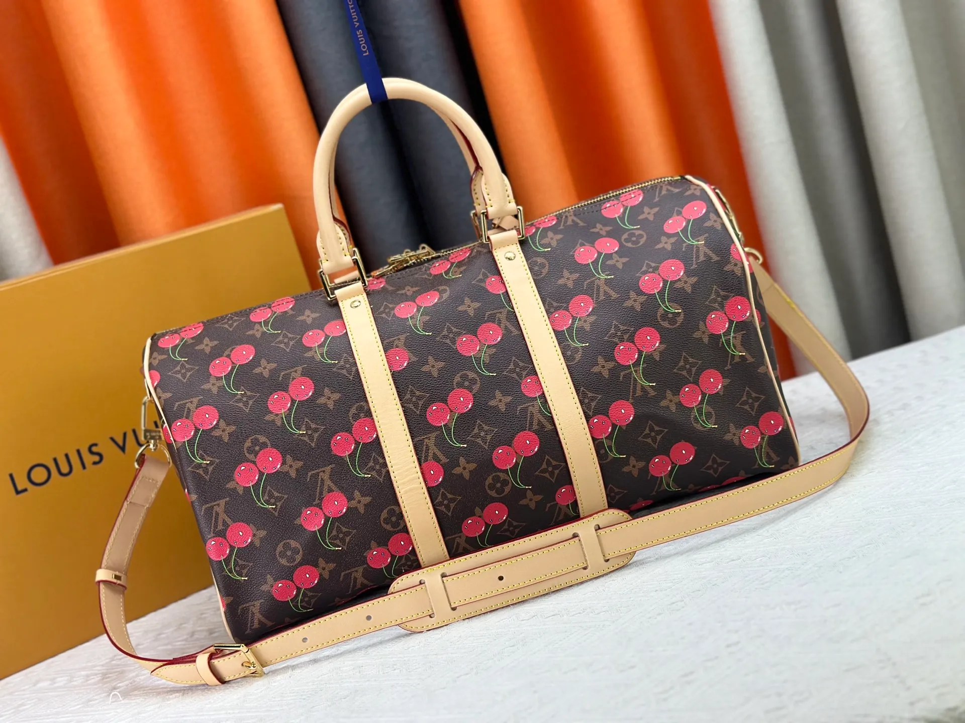 P440 Guangzhou Factory M13764 M41416 Keepall Bandoulière 45 travel bag has a new look with the Louis Vuitton x Murakami replica series. Classic Monogram canvas features a patchwork pattern of sweet cherries and a bold lining that reflects the playful aesthetic of renowned Japanese artist Takashi Murakami. Side straps, top handles and adjustable shoulder straps reveal the natural color of the leather, while dazzling hardware completes the look.  27 x 20 x 45 cm (H x W x L) Carry-on dimensions Monogram coated canvas Cow leather trim Textile lining Metal hardware Double zipper closure Internal zip pocket Padlock Designer tag, hot stampable Shoulder strap: removable, adjustable Half-length strap: 36.0 cm Half-length strap adjustable to: 50.0 cm Handle: Double handle