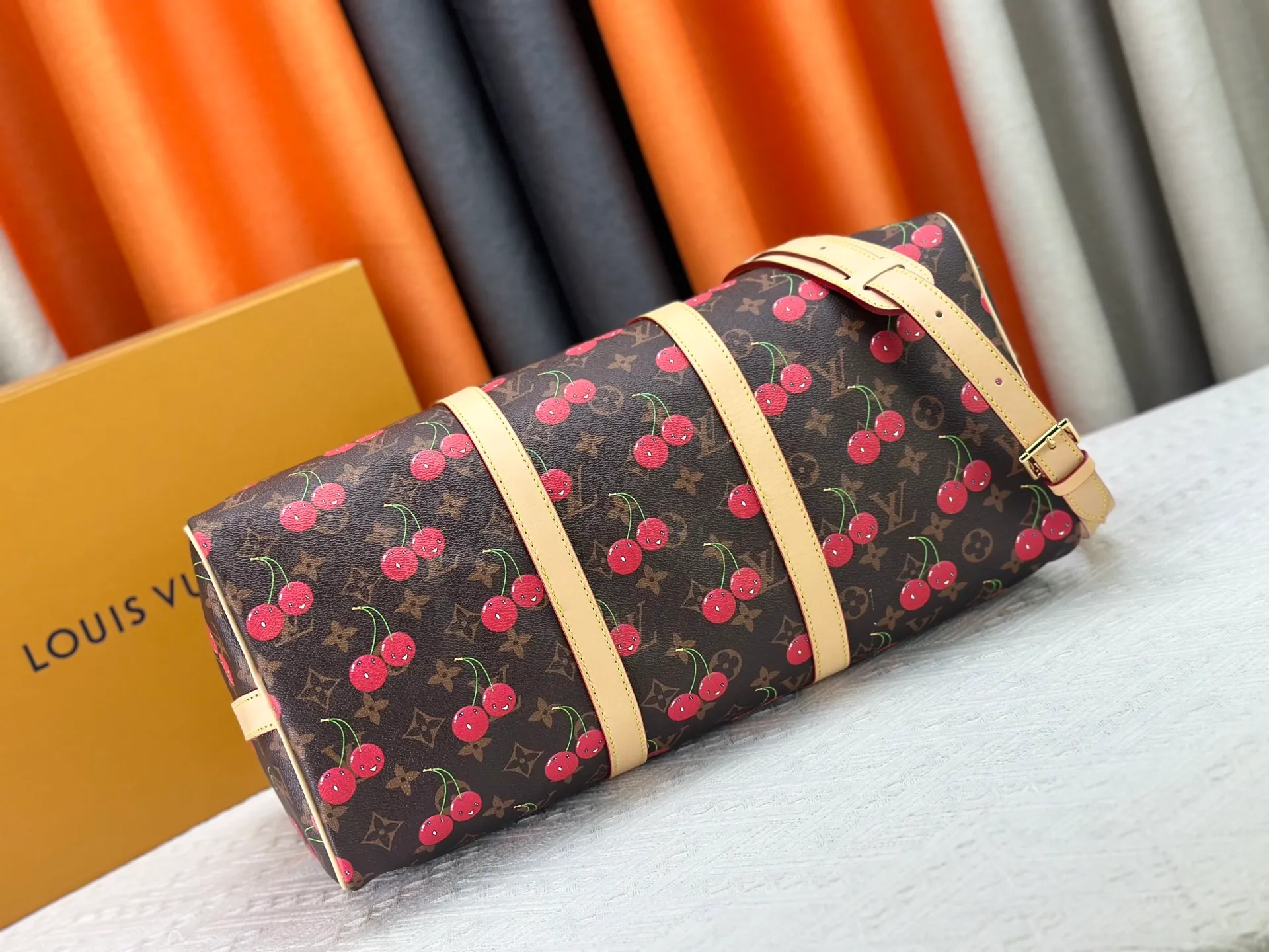 P440 Guangzhou Factory M13764 M41416 Keepall Bandoulière 45 travel bag has a new look with the Louis Vuitton x Murakami replica series. Classic Monogram canvas features a patchwork pattern of sweet cherries and a bold lining that reflects the playful aesthetic of renowned Japanese artist Takashi Murakami. Side straps, top handles and adjustable shoulder straps reveal the natural color of the leather, while dazzling hardware completes the look.  27 x 20 x 45 cm (H x W x L) Carry-on dimensions Monogram coated canvas Cow leather trim Textile lining Metal hardware Double zipper closure Internal zip pocket Padlock Designer tag, hot stampable Shoulder strap: removable, adjustable Half-length strap: 36.0 cm Half-length strap adjustable to: 50.0 cm Handle: Double handle