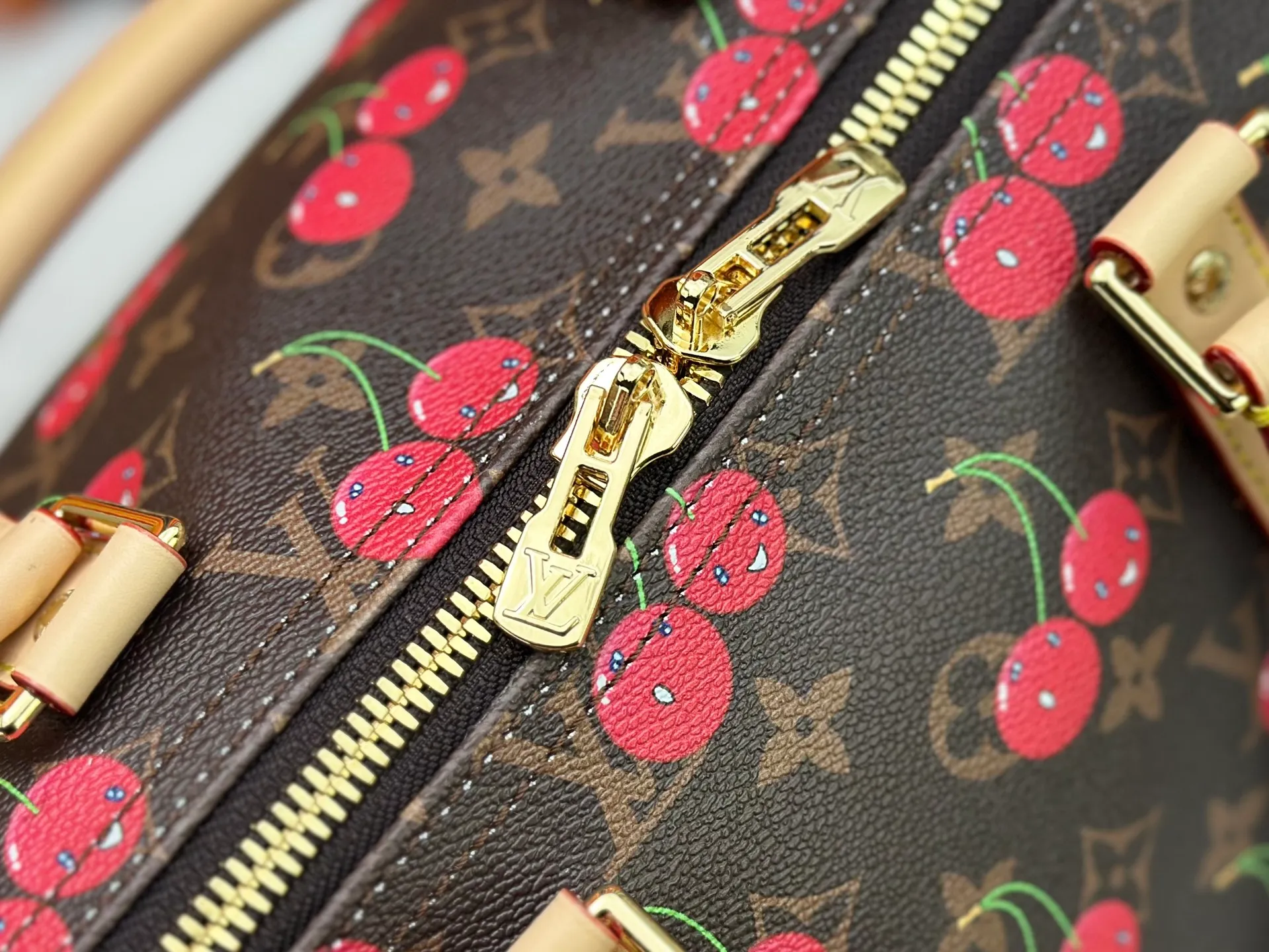 P440 Guangzhou Factory M13764 M41416 Keepall Bandoulière 45 travel bag has a new look with the Louis Vuitton x Murakami replica series. Classic Monogram canvas features a patchwork pattern of sweet cherries and a bold lining that reflects the playful aesthetic of renowned Japanese artist Takashi Murakami. Side straps, top handles and adjustable shoulder straps reveal the natural color of the leather, while dazzling hardware completes the look.  27 x 20 x 45 cm (H x W x L) Carry-on dimensions Monogram coated canvas Cow leather trim Textile lining Metal hardware Double zipper closure Internal zip pocket Padlock Designer tag, hot stampable Shoulder strap: removable, adjustable Half-length strap: 36.0 cm Half-length strap adjustable to: 50.0 cm Handle: Double handle