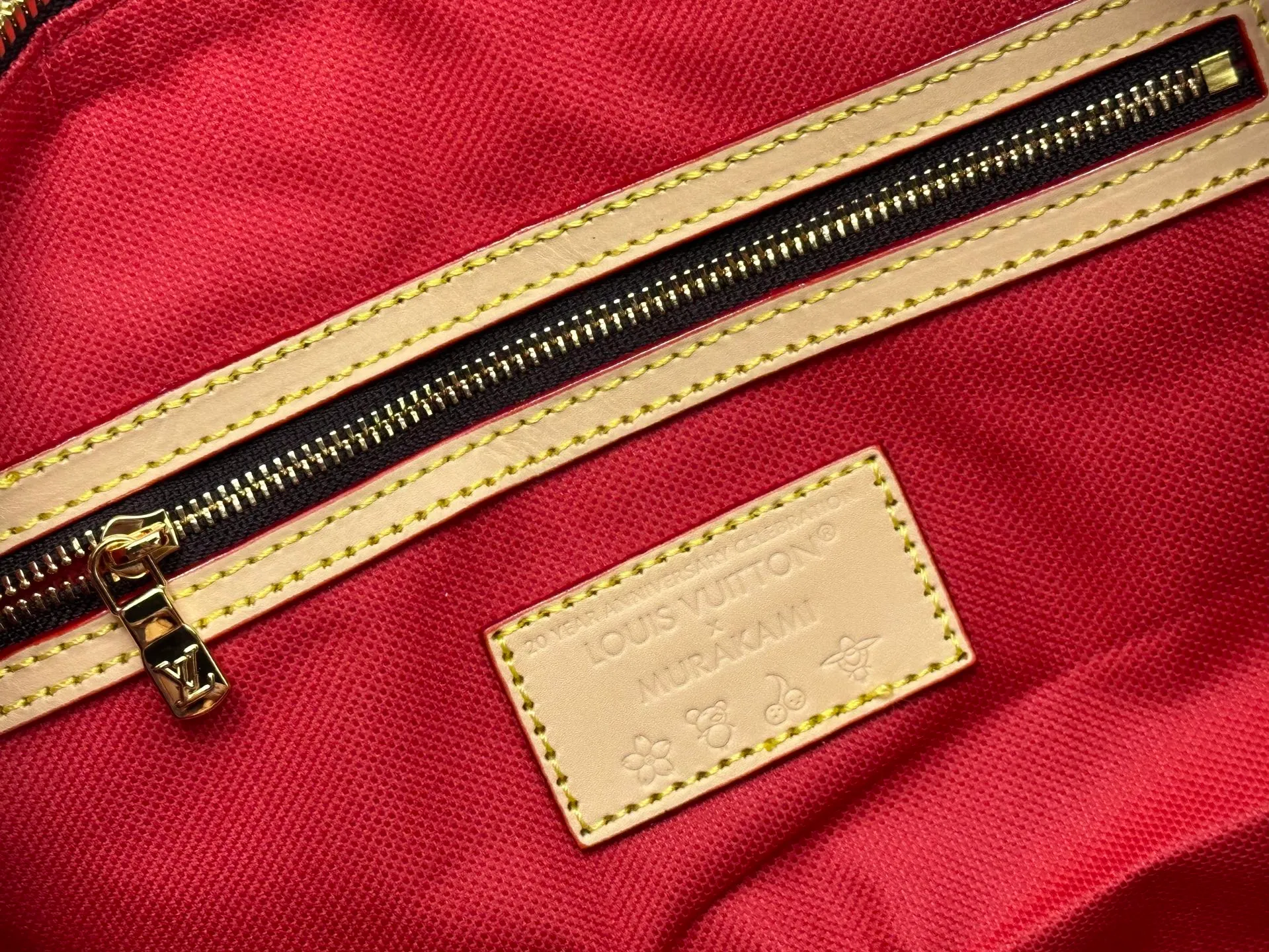 P440 Guangzhou Factory M13764 M41416 Keepall Bandoulière 45 travel bag has a new look with the Louis Vuitton x Murakami replica series. Classic Monogram canvas features a patchwork pattern of sweet cherries and a bold lining that reflects the playful aesthetic of renowned Japanese artist Takashi Murakami. Side straps, top handles and adjustable shoulder straps reveal the natural color of the leather, while dazzling hardware completes the look.  27 x 20 x 45 cm (H x W x L) Carry-on dimensions Monogram coated canvas Cow leather trim Textile lining Metal hardware Double zipper closure Internal zip pocket Padlock Designer tag, hot stampable Shoulder strap: removable, adjustable Half-length strap: 36.0 cm Half-length strap adjustable to: 50.0 cm Handle: Double handle