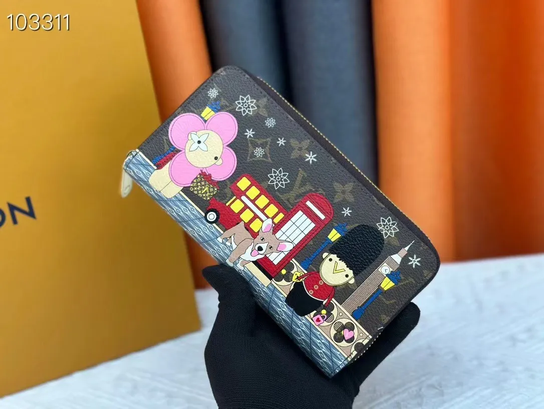 P150💰 M80857M60017 Japan limited wallet "Gibby Wallet", printed with Louis Vuitton's cute mascot "Vivian" illustration on single gram canvas. Brightly colored kites and cute mascots are combined, embellished with tiny single flowers. This is a collectible item that is perfect as a gift for those who love singles. Size: 19x 12.5x 3.0cm, 🎁🎁