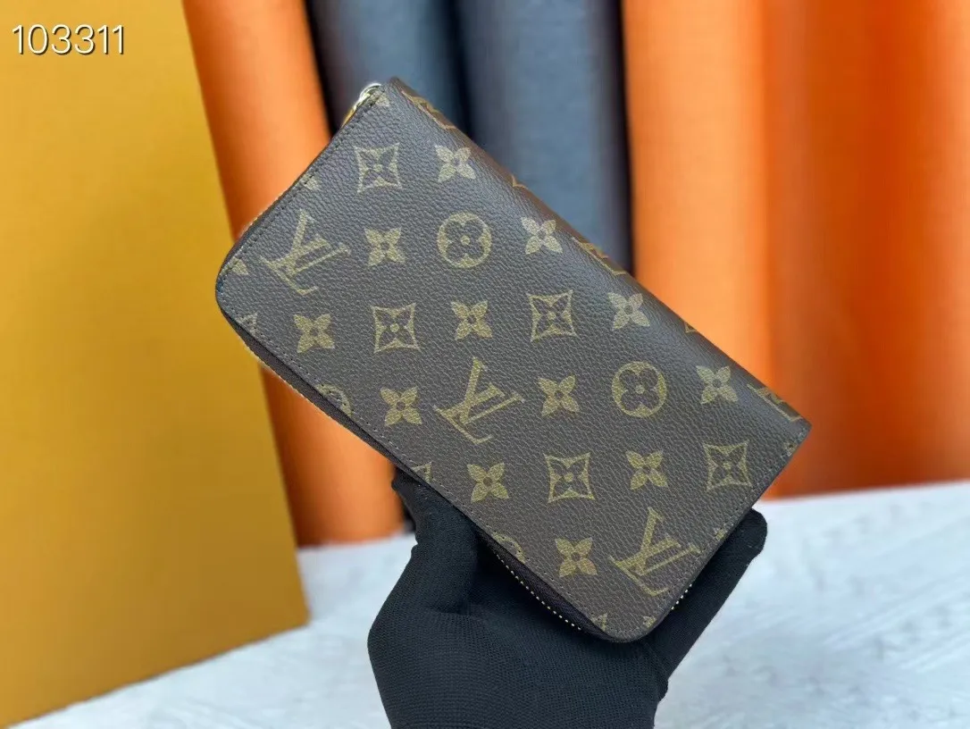 P150💰 M80857M60017 Japan limited wallet "Gibby Wallet", printed with Louis Vuitton's cute mascot "Vivian" illustration on single gram canvas. Brightly colored kites and cute mascots are combined, embellished with tiny single flowers. This is a collectible item that is perfect as a gift for those who love singles. Size: 19x 12.5x 3.0cm, 🎁🎁