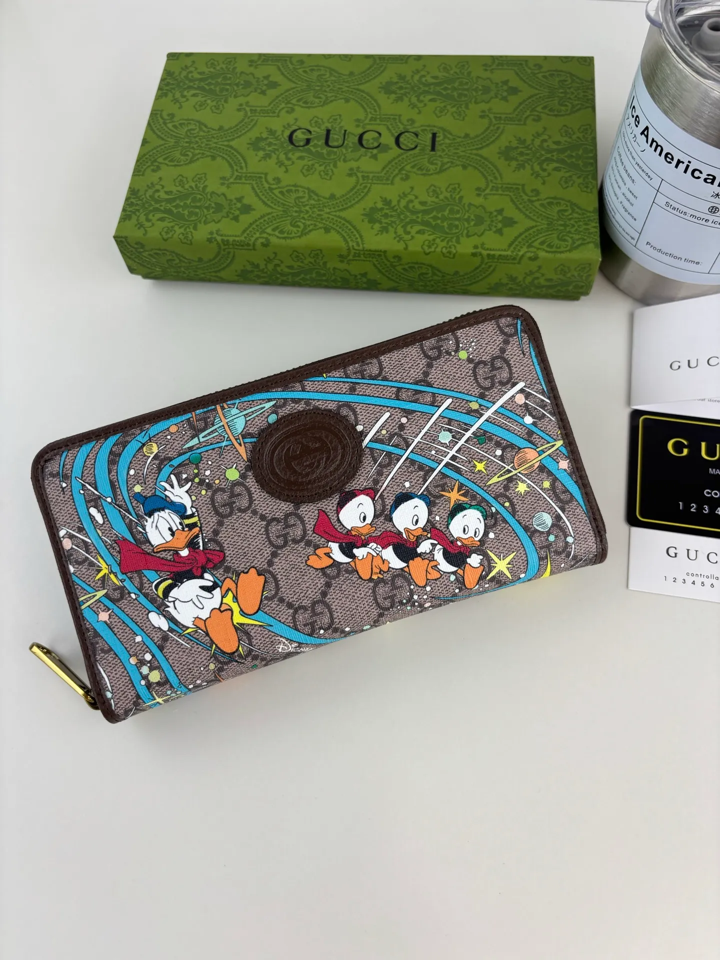 💰170 GUCCl Supreme Wallet The legendary Disney characters continue to inject rich inspiration into the brand's aesthetic concept. The simple and slender wallet features the images of Donald Duck's three little nephews, Huey Dewey and Louie. Style No.: 647940 Size: 19cm x 10cm x 2.5cm Color: Brown