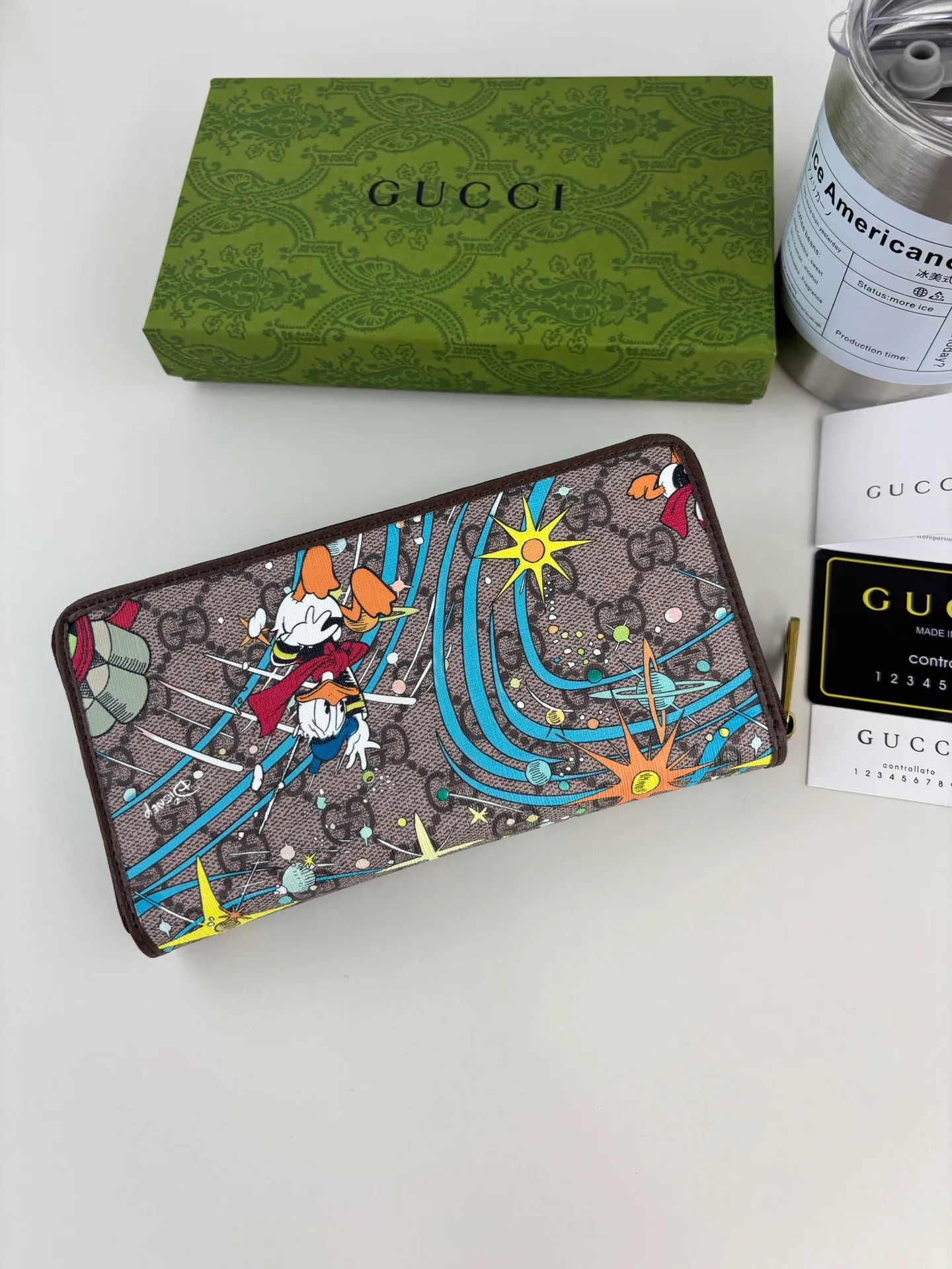💰170 GUCCl Supreme Wallet The legendary Disney characters continue to inject rich inspiration into the brand's aesthetic concept. The simple and slender wallet features the images of Donald Duck's three little nephews, Huey Dewey and Louie. Style No.: 647940 Size: 19cm x 10cm x 2.5cm Color: Brown
