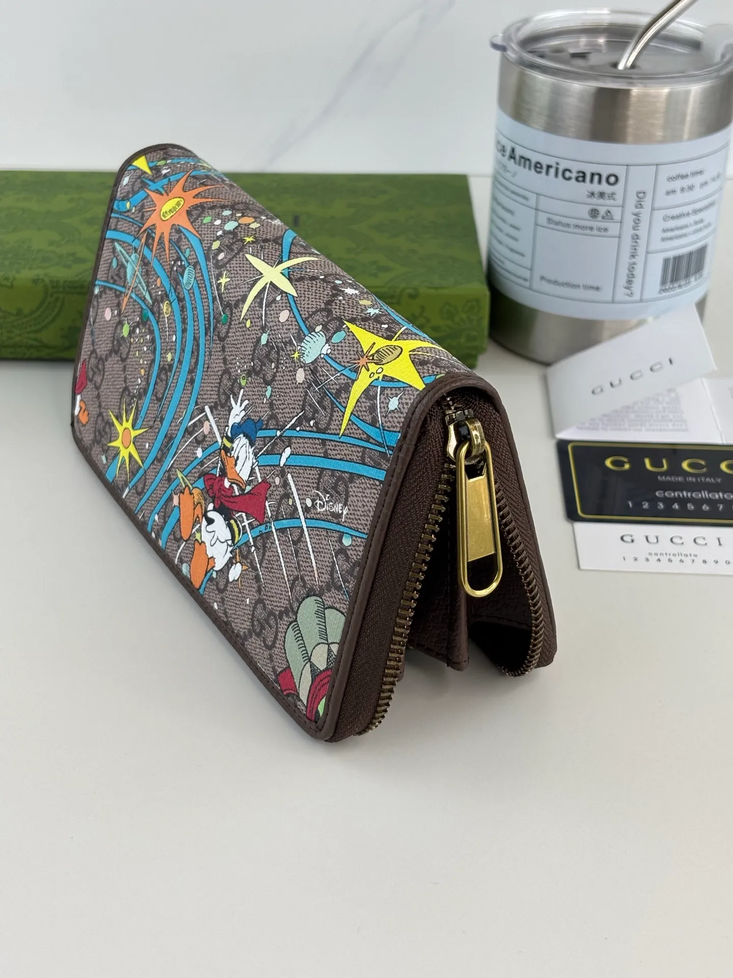 💰170 GUCCl Supreme Wallet The legendary Disney characters continue to inject rich inspiration into the brand's aesthetic concept. The simple and slender wallet features the images of Donald Duck's three little nephews, Huey Dewey and Louie. Style No.: 647940 Size: 19cm x 10cm x 2.5cm Color: Brown