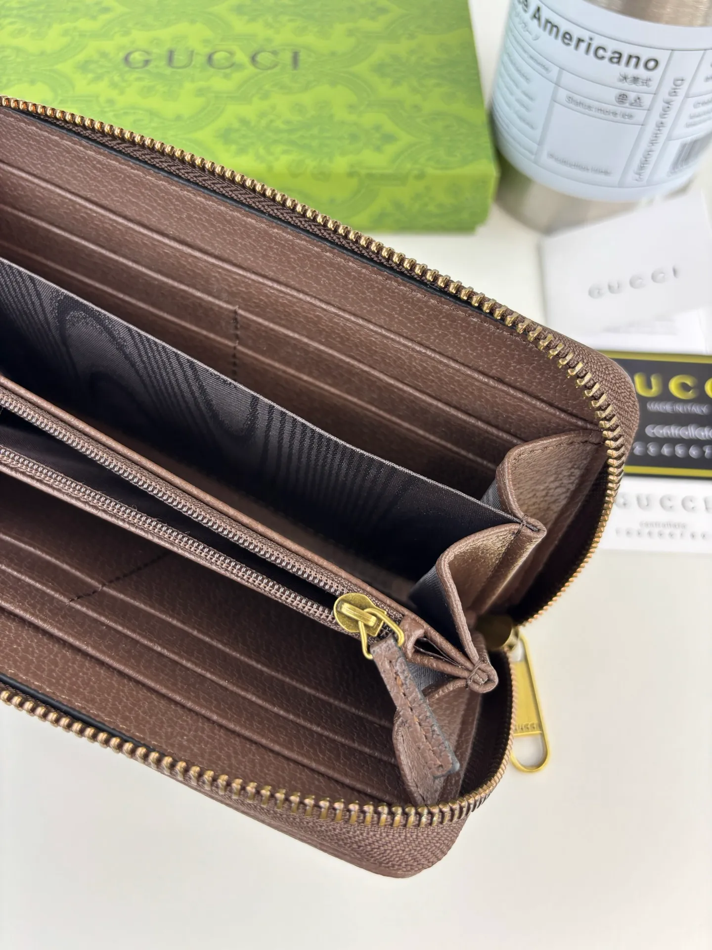 💰170 GUCCl Supreme Wallet The legendary Disney characters continue to inject rich inspiration into the brand's aesthetic concept. The simple and slender wallet features the images of Donald Duck's three little nephews, Huey Dewey and Louie. Style No.: 647940 Size: 19cm x 10cm x 2.5cm Color: Brown