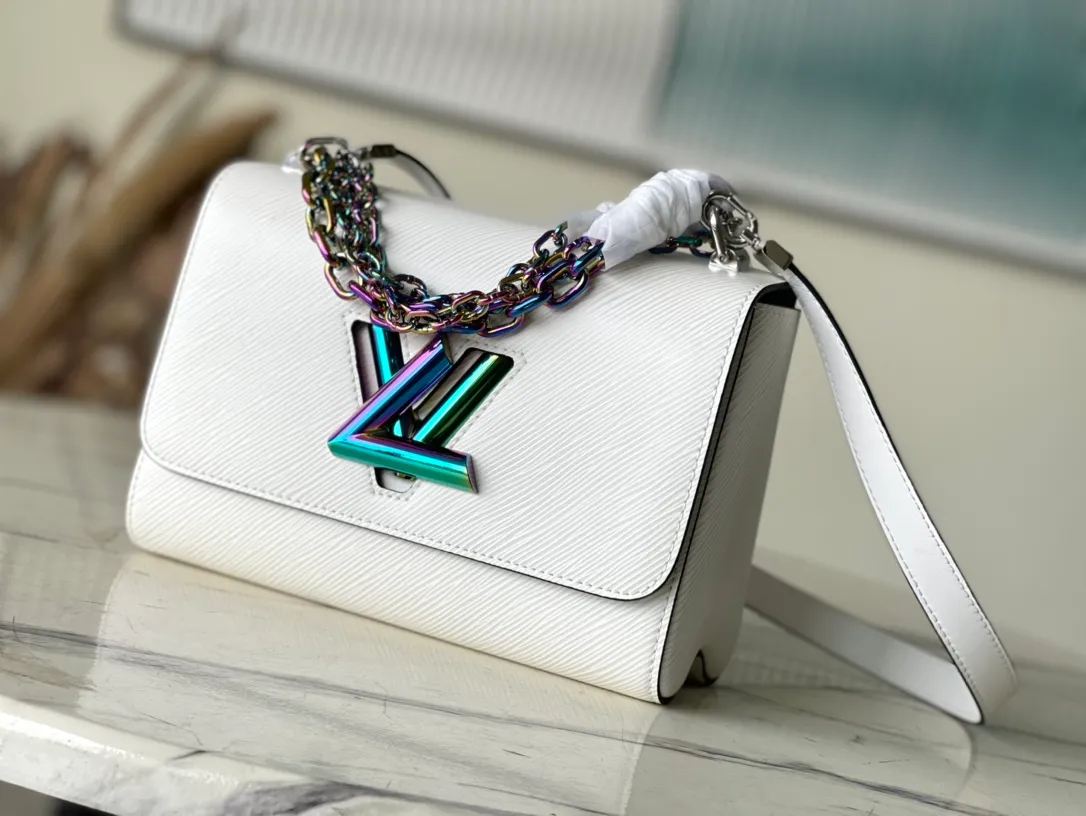💰1160 Top Original M22029 White This medium-sized Twist handbag is made of Epi grain leather, giving the Twist twist lock and hand chain a beetle-like iridescence. Attach part of the chain to the leather shoulder strap to convert it between shoulder and cross-body wear. Dimensions: 23 x 17 x 9.5 cm