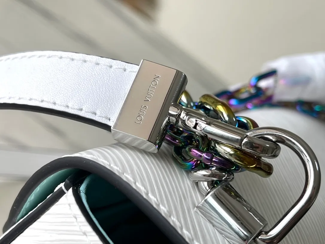 💰1160 Top Original M22029 White This medium-sized Twist handbag is made of Epi grain leather, giving the Twist twist lock and hand chain a beetle-like iridescence. Attach part of the chain to the leather shoulder strap to convert it between shoulder and cross-body wear. Dimensions: 23 x 17 x 9.5 cm