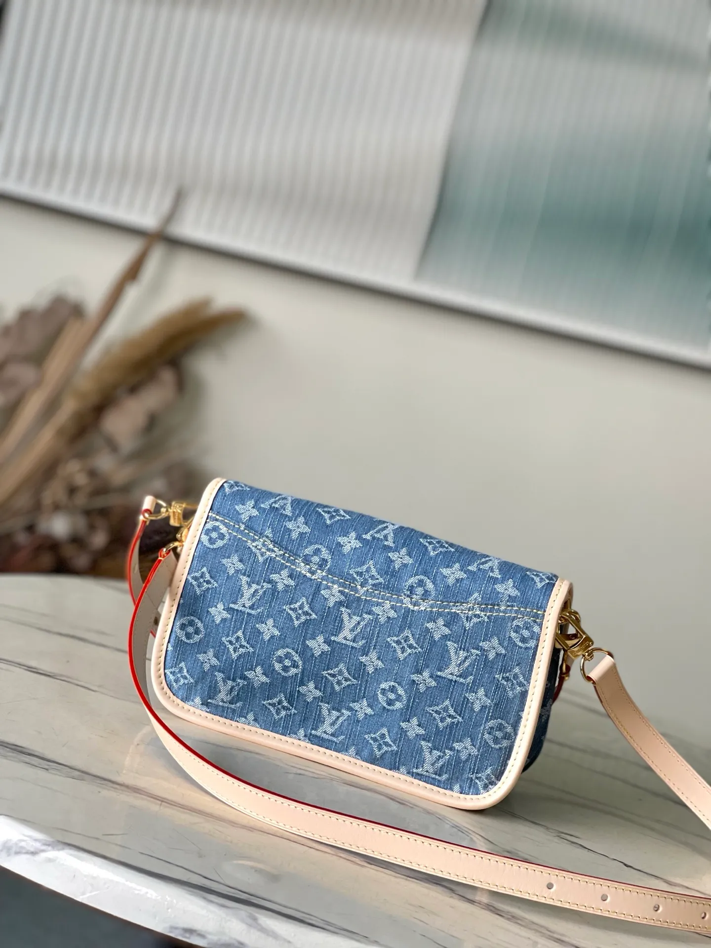 💰1040 Top original order M13070 This Diane handbag is made of classic Monogram denim, decorated with contrasting cow leather trim and dazzling metal parts, using modern touches to interpret the new season interest. The zippered interior pocket keeps valuables secure, and the removable leather shoulder strap allows for a variety of carrying options. Dimensions: 24 × 15 × 9cm