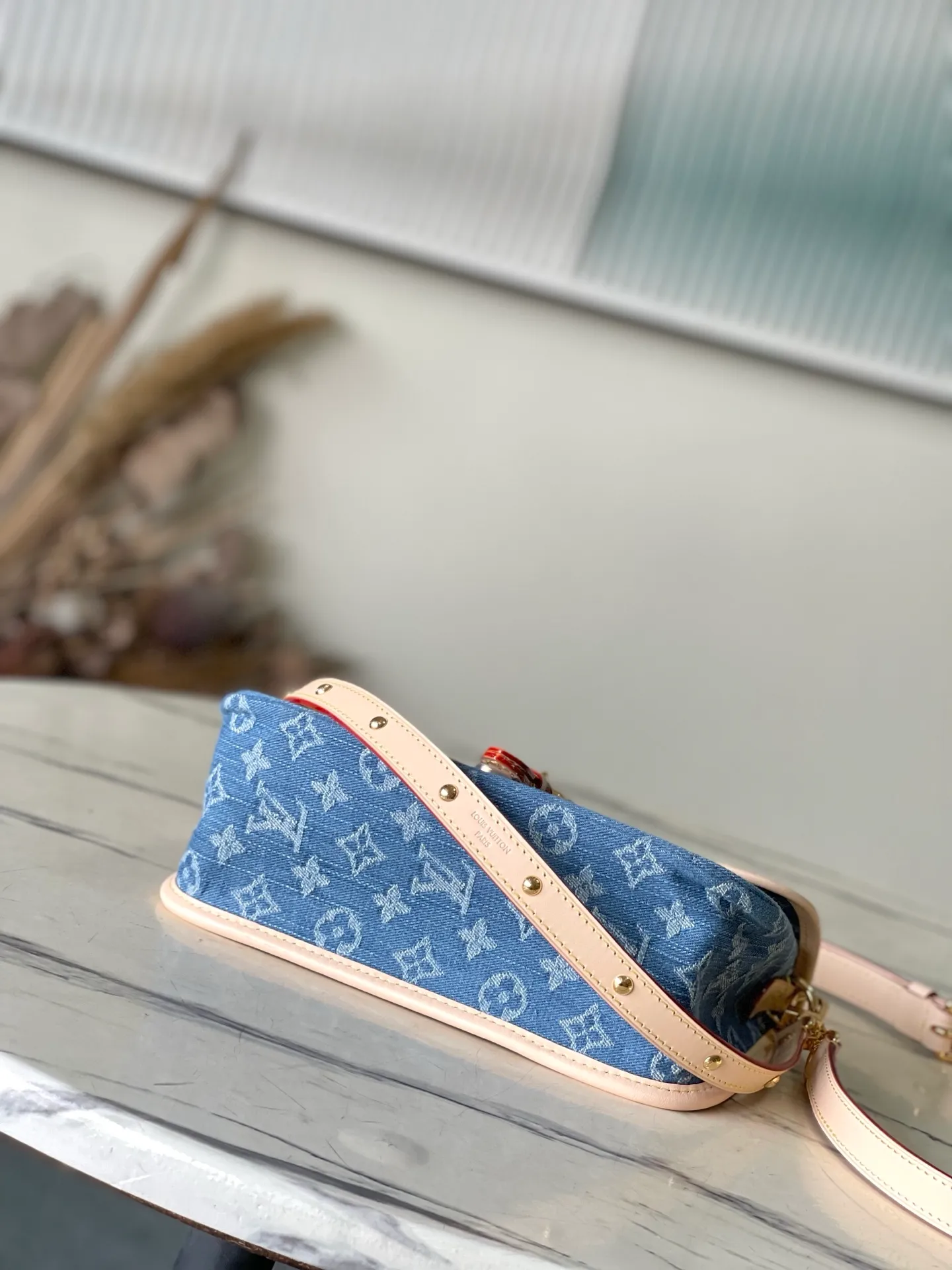 💰1040 Top original order M13070 This Diane handbag is made of classic Monogram denim, decorated with contrasting cow leather trim and dazzling metal parts, using modern touches to interpret the new season interest. The zippered interior pocket keeps valuables secure, and the removable leather shoulder strap allows for a variety of carrying options. Dimensions: 24 × 15 × 9cm