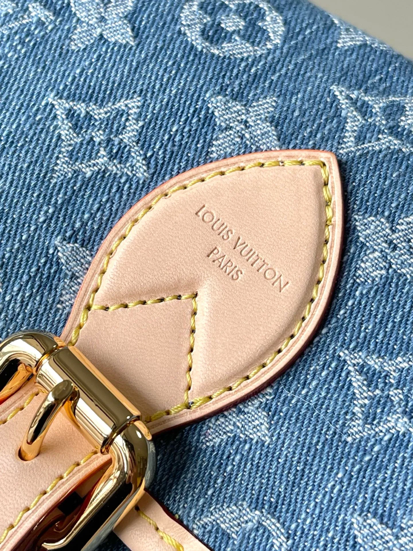 💰1040 Top original order M13070 This Diane handbag is made of classic Monogram denim, decorated with contrasting cow leather trim and dazzling metal parts, using modern touches to interpret the new season interest. The zippered interior pocket keeps valuables secure, and the removable leather shoulder strap allows for a variety of carrying options. Dimensions: 24 × 15 × 9cm