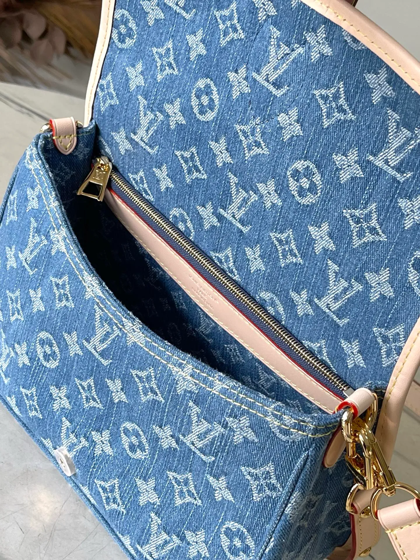💰1040 Top original order M13070 This Diane handbag is made of classic Monogram denim, decorated with contrasting cow leather trim and dazzling metal parts, using modern touches to interpret the new season interest. The zippered interior pocket keeps valuables secure, and the removable leather shoulder strap allows for a variety of carrying options. Dimensions: 24 × 15 × 9cm