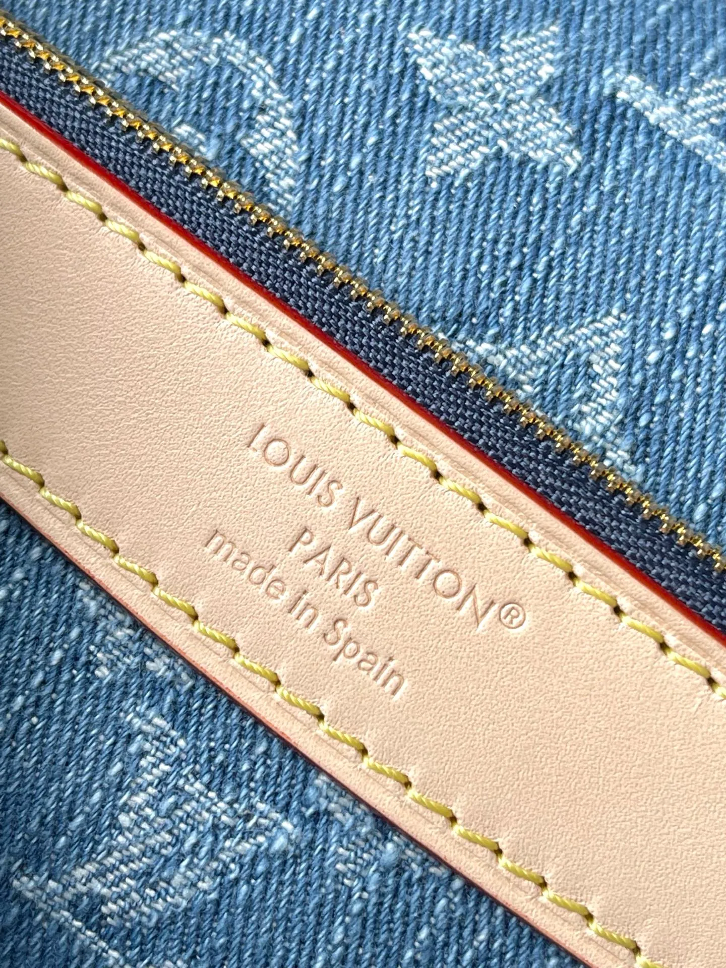 💰1040 Top original order M13070 This Diane handbag is made of classic Monogram denim, decorated with contrasting cow leather trim and dazzling metal parts, using modern touches to interpret the new season interest. The zippered interior pocket keeps valuables secure, and the removable leather shoulder strap allows for a variety of carrying options. Dimensions: 24 × 15 × 9cm