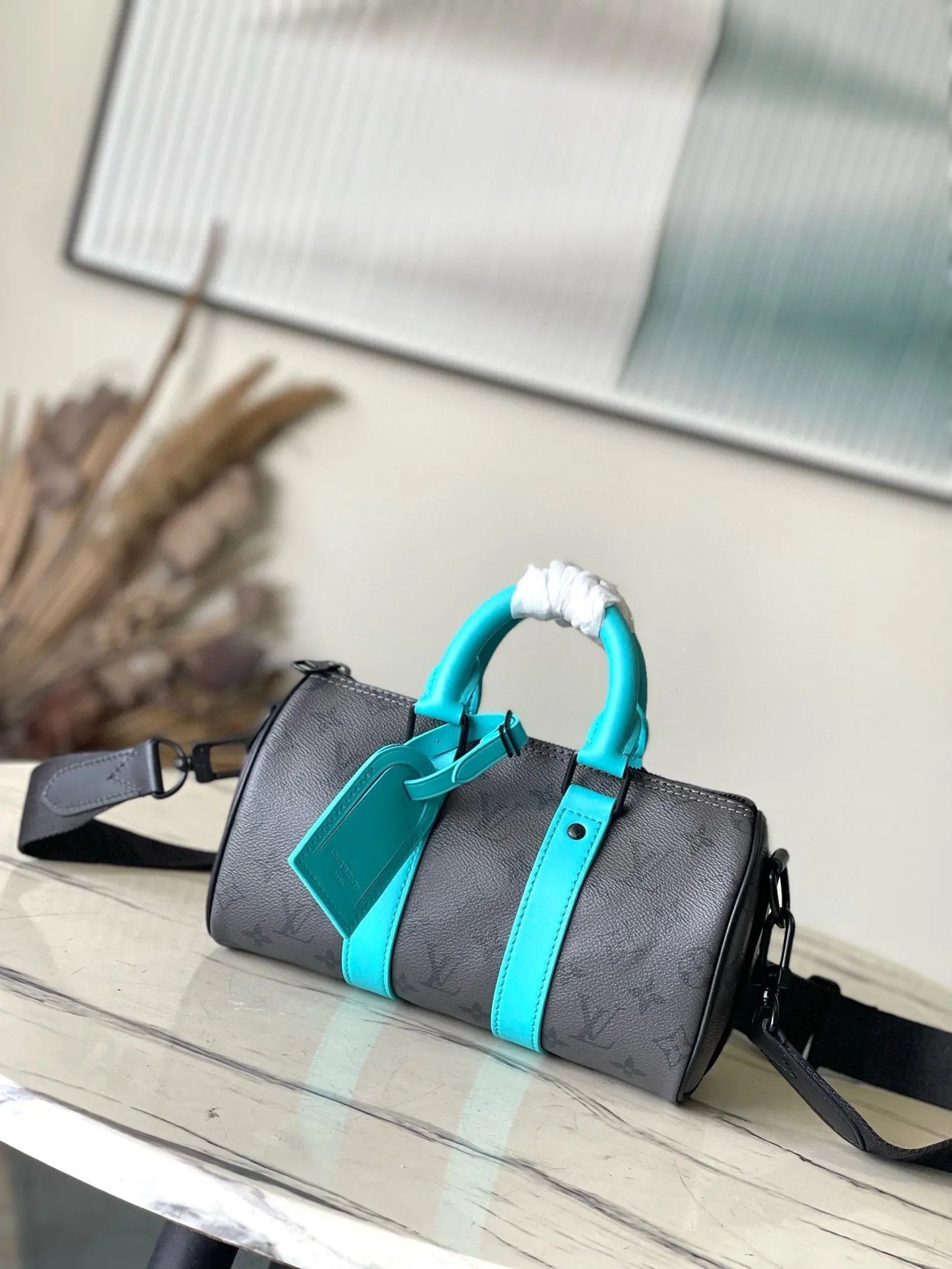 💰780 Top Original Order M11645 This Keepall Bandouliere 25 handbag is made of Monogram Eclipse Reverse canvas and leather trim, with reinforced side straps, handles and nameplates rendered in bright colors. The compact silhouette is complemented by matte metal hardware and a removable and adjustable fabric shoulder strap to complete the details. Dimensions: 25 × 15 × 11cm