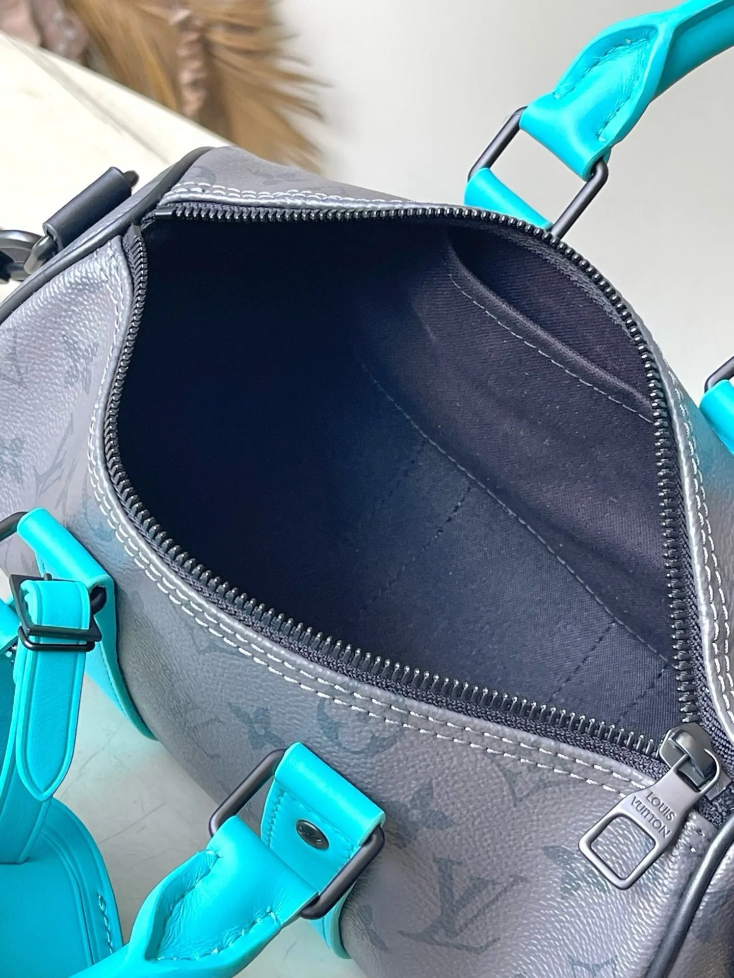 💰780 Top Original Order M11645 This Keepall Bandouliere 25 handbag is made of Monogram Eclipse Reverse canvas and leather trim, with reinforced side straps, handles and nameplates rendered in bright colors. The compact silhouette is complemented by matte metal hardware and a removable and adjustable fabric shoulder strap to complete the details. Dimensions: 25 × 15 × 11cm