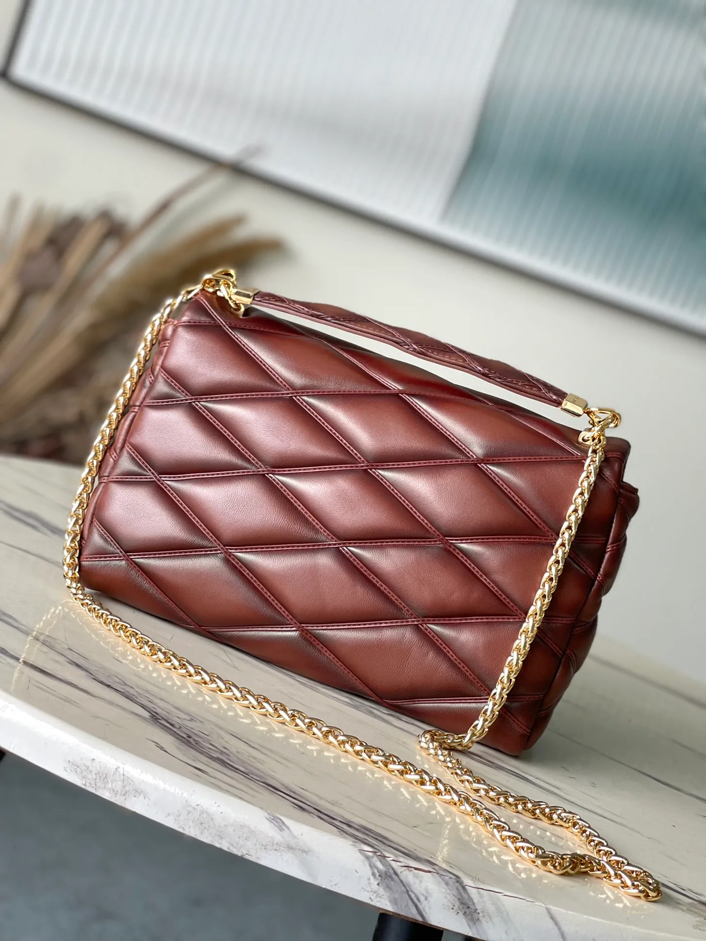 💰1460 (first layer leather) top quality original order M23689 caramel color GO-14 large handbag is made of spun and stitched sheep leather. It is opened with LV Twist twist lock and has an internal zipper pocket and a rear patch pocket with a mirror. The top handle and sliding chain are both detachable, enabling a variety of carrying methods. Dimensions: 31 × 19.5 × 11 cm