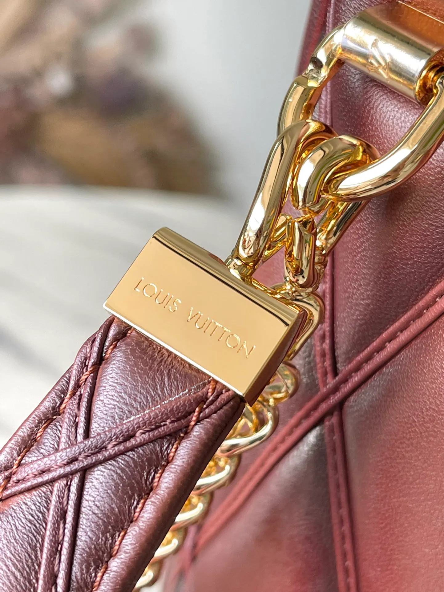 💰1460 (first layer leather) top quality original order M23689 caramel color GO-14 large handbag is made of spun and stitched sheep leather. It is opened with LV Twist twist lock and has an internal zipper pocket and a rear patch pocket with a mirror. The top handle and sliding chain are both detachable, enabling a variety of carrying methods. Dimensions: 31 × 19.5 × 11 cm