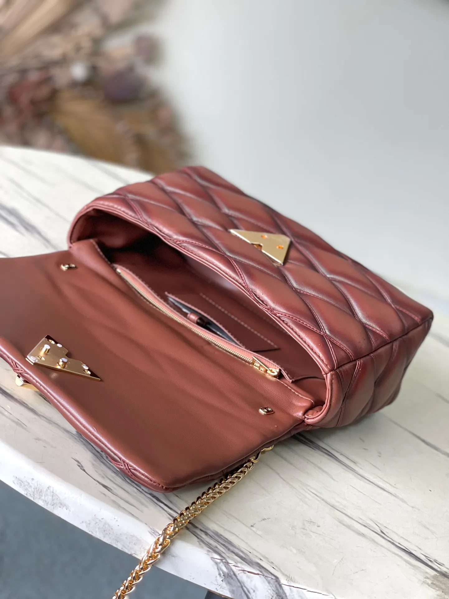 💰1460 (first layer leather) top quality original order M23689 caramel color GO-14 large handbag is made of spun and stitched sheep leather. It is opened with LV Twist twist lock and has an internal zipper pocket and a rear patch pocket with a mirror. The top handle and sliding chain are both detachable, enabling a variety of carrying methods. Dimensions: 31 × 19.5 × 11 cm