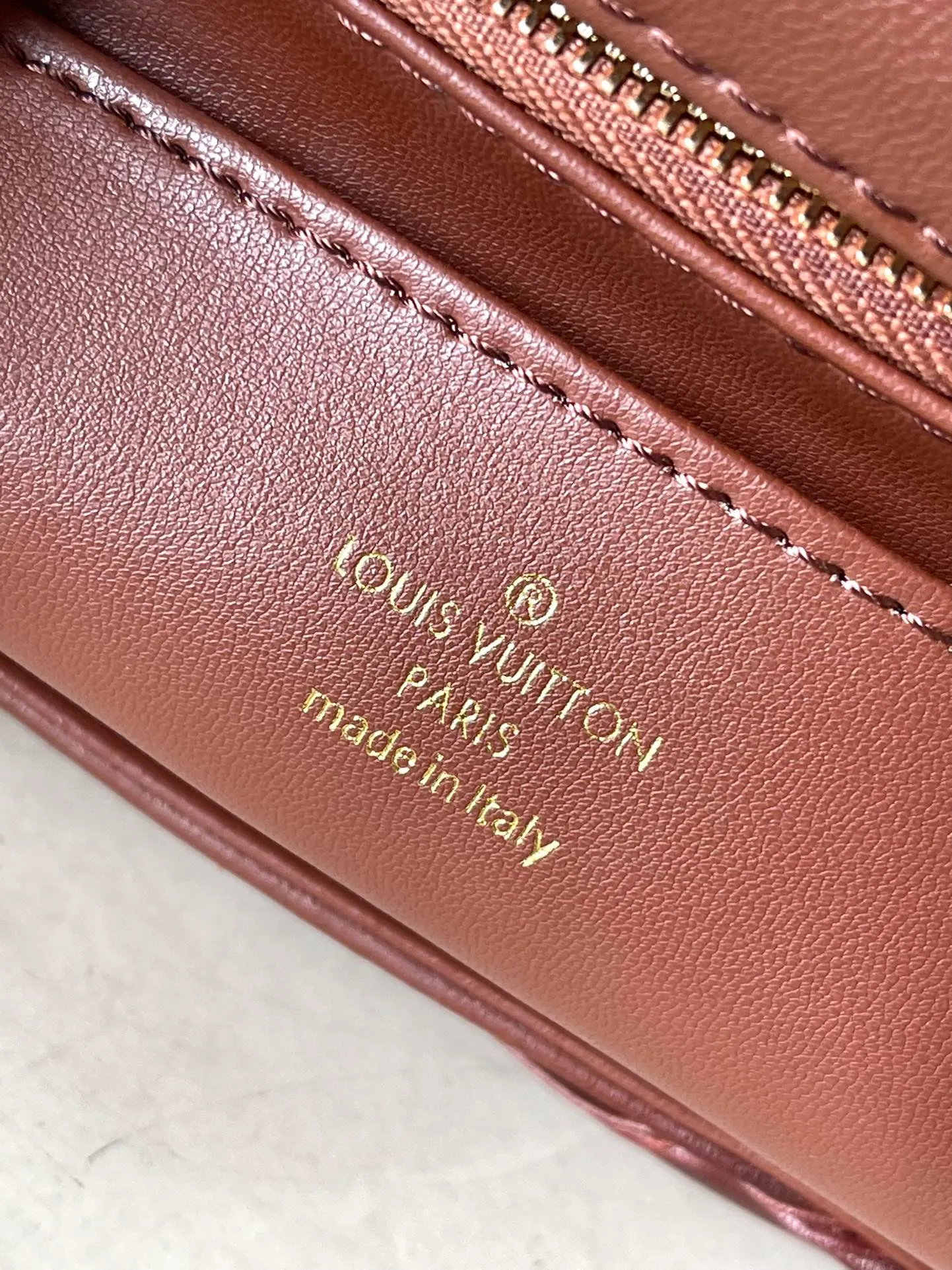 💰1460 (first layer leather) top quality original order M23689 caramel color GO-14 large handbag is made of spun and stitched sheep leather. It is opened with LV Twist twist lock and has an internal zipper pocket and a rear patch pocket with a mirror. The top handle and sliding chain are both detachable, enabling a variety of carrying methods. Dimensions: 31 × 19.5 × 11 cm