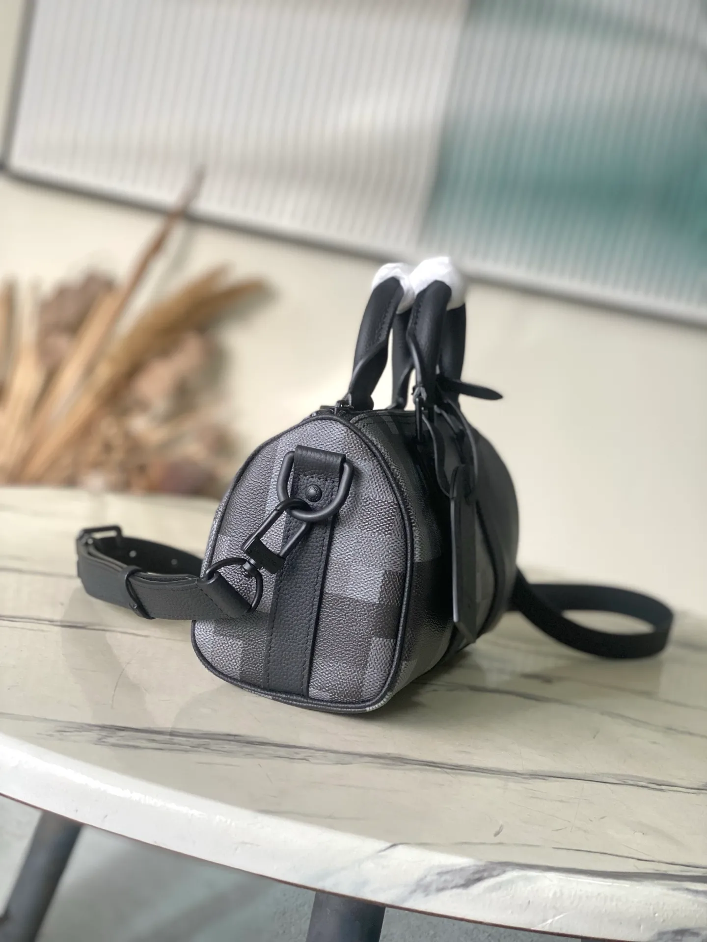 💰940 Top Original Order M14919 Large Keepal Bandouliere 25 Handbag is made of Damoflage Black coated canvas, which vividly reproduces the Damier Graphite pattern under Pharrell Wiliams’ creative aesthetics. The classic plaid presents a pixelated effect, and uses deep tones to create a unique camouflage appearance. The top handle and removable and adjustable shoulder strap provide multiple carrying options. Dimensions: 25 × 15 × 11 cm