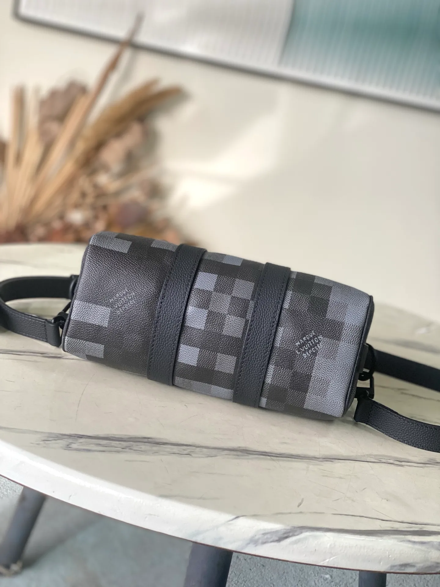 💰940 Top Original Order M14919 Large Keepal Bandouliere 25 Handbag is made of Damoflage Black coated canvas, which vividly reproduces the Damier Graphite pattern under Pharrell Wiliams’ creative aesthetics. The classic plaid presents a pixelated effect, and uses deep tones to create a unique camouflage appearance. The top handle and removable and adjustable shoulder strap provide multiple carrying options. Dimensions: 25 × 15 × 11 cm